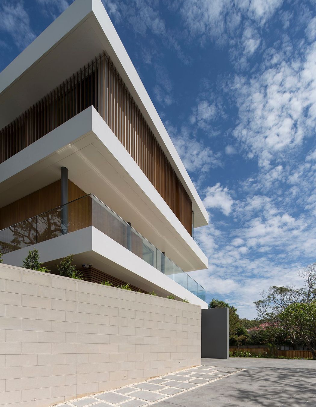 MHNDU Cantilever House