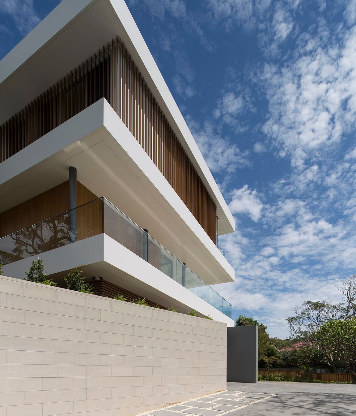 MHNDU Cantilever House