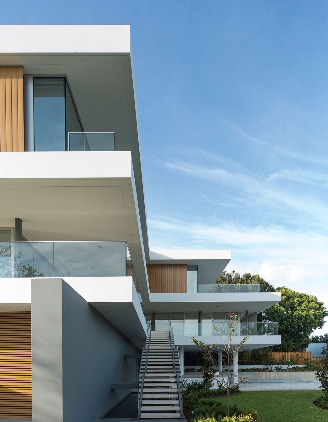 MHNDU Cantilever House