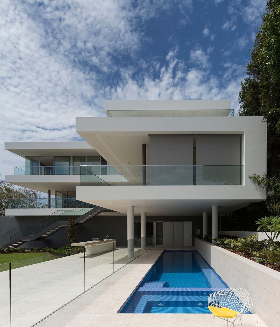 MHNDU Cantilever House