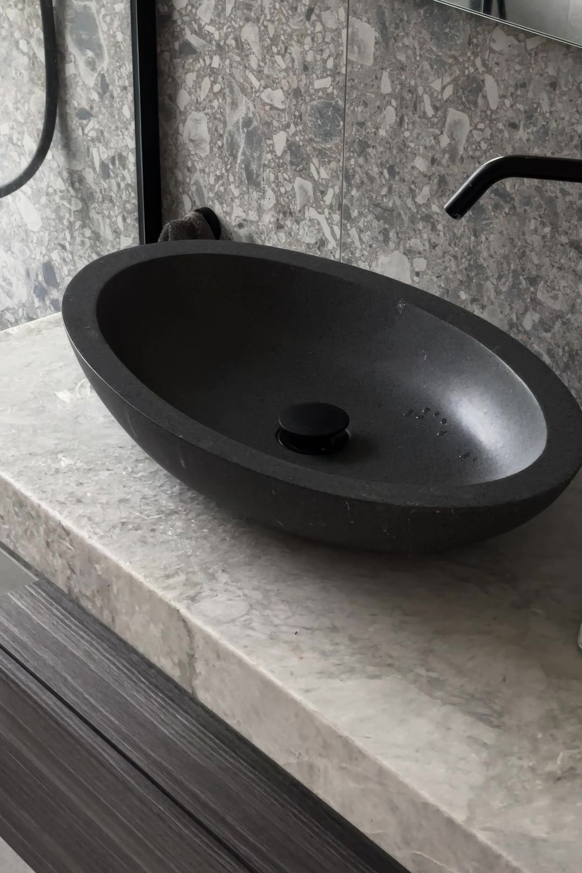 Masculine stoneware in the bathrooms