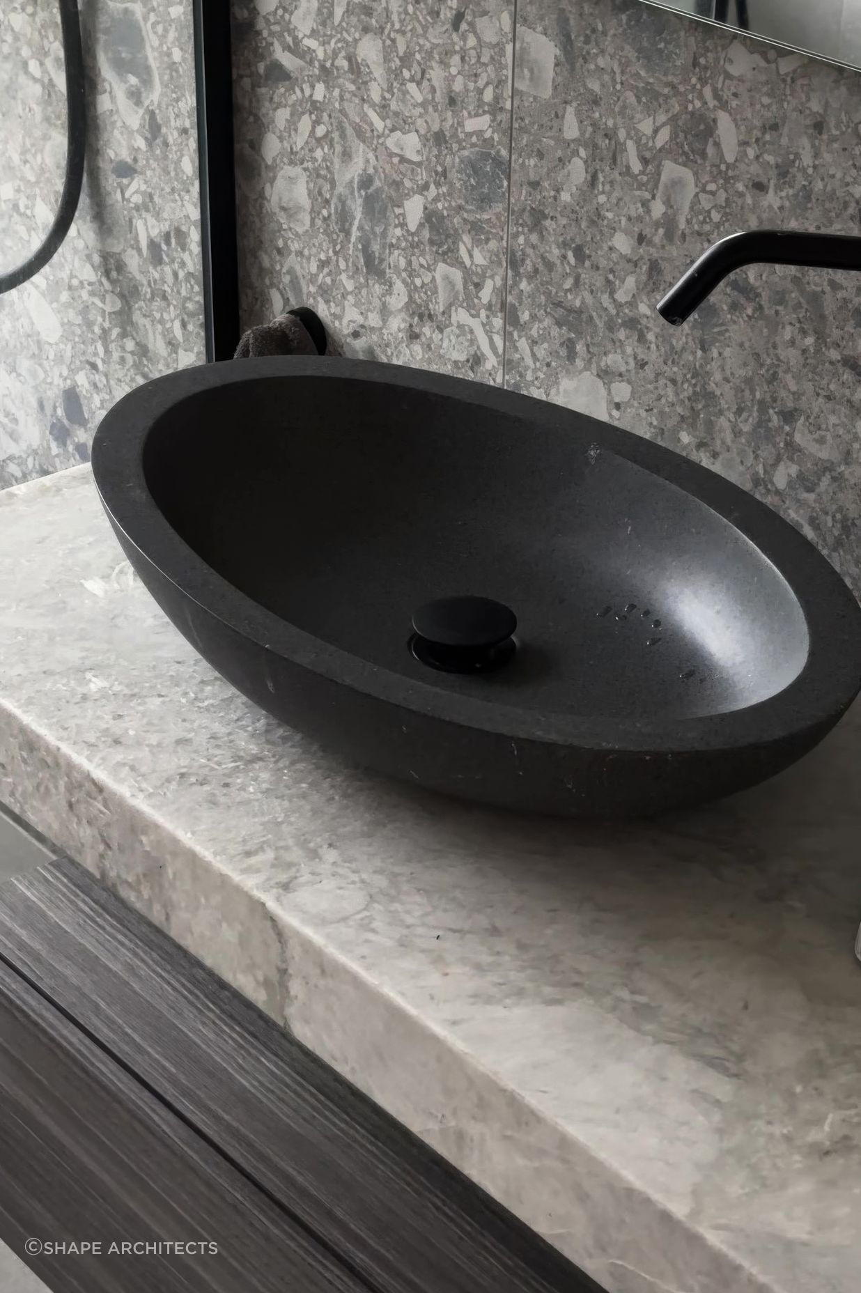 Masculine stoneware in the bathrooms