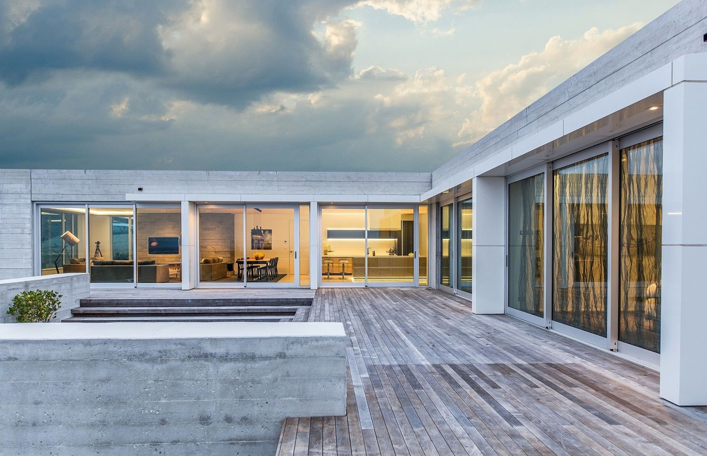 Straddling the east-west axis and facing north, the main living area of the house is suffused with natural light.