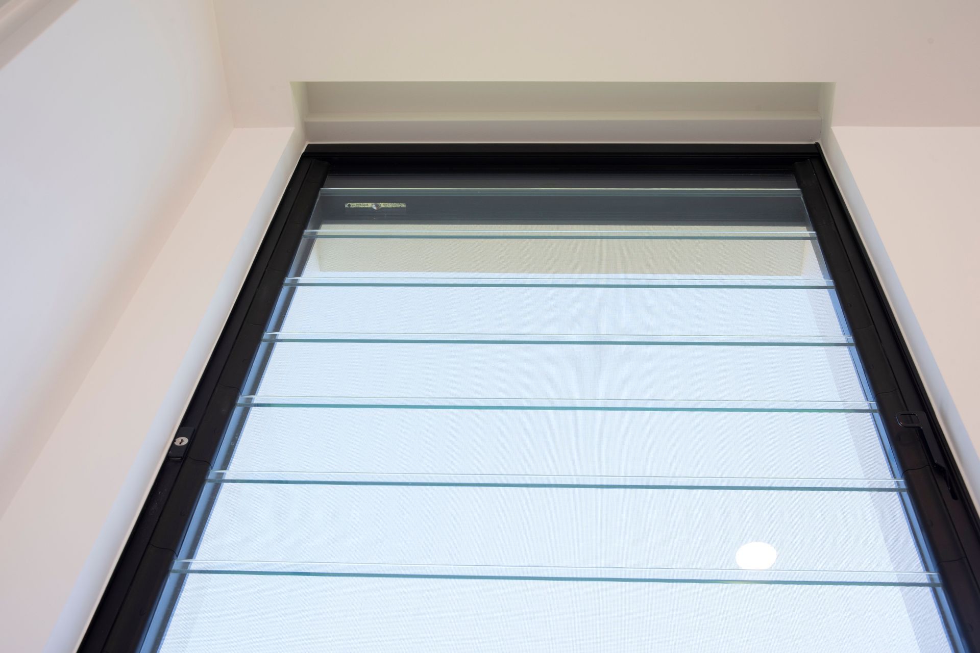 The EzyPelmet recessed pelmet system opened up panoramic views through each window. This maximised natural lightning throughout the house, exhibited in the likes of the bathroom window.