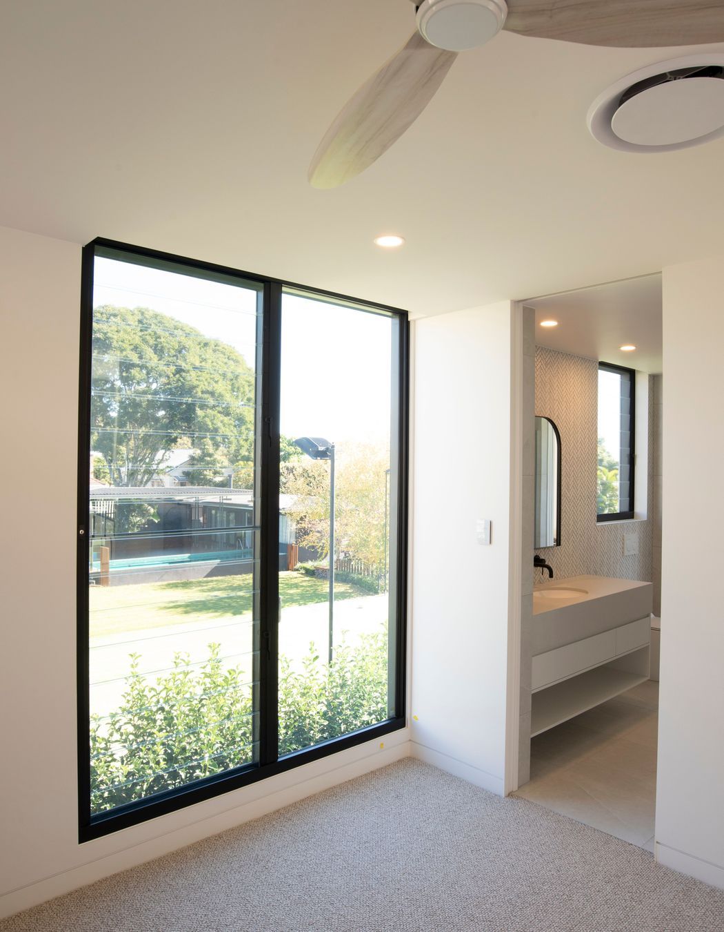 EzyReveal window reveals were used to achieve square set windows with a modern aesthetic. In a sunny area of Brisbane, the EzyReveal suited given its resistance to cracking and warping over time.