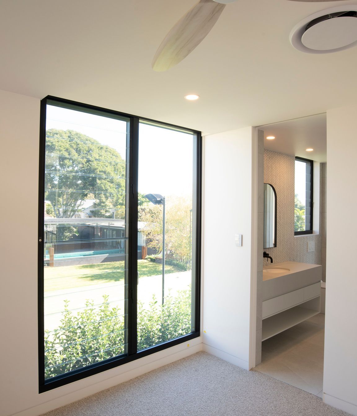 EzyReveal window reveals were used to achieve square set windows with a modern aesthetic. In a sunny area of Brisbane, the EzyReveal suited given its resistance to cracking and warping over time.
