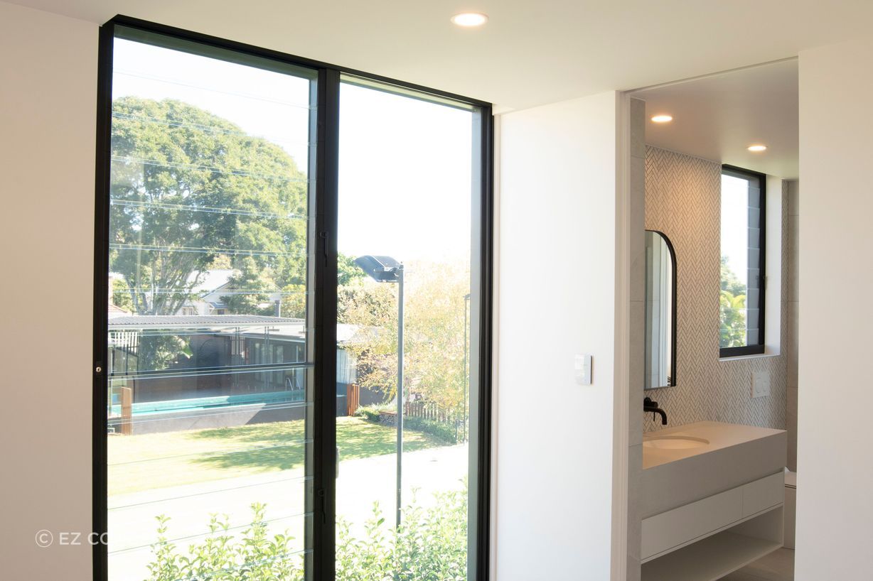 EzyReveal window reveals were used to achieve square set windows with a modern aesthetic. In a sunny area of Brisbane, the EzyReveal suited given its resistance to cracking and warping over time.