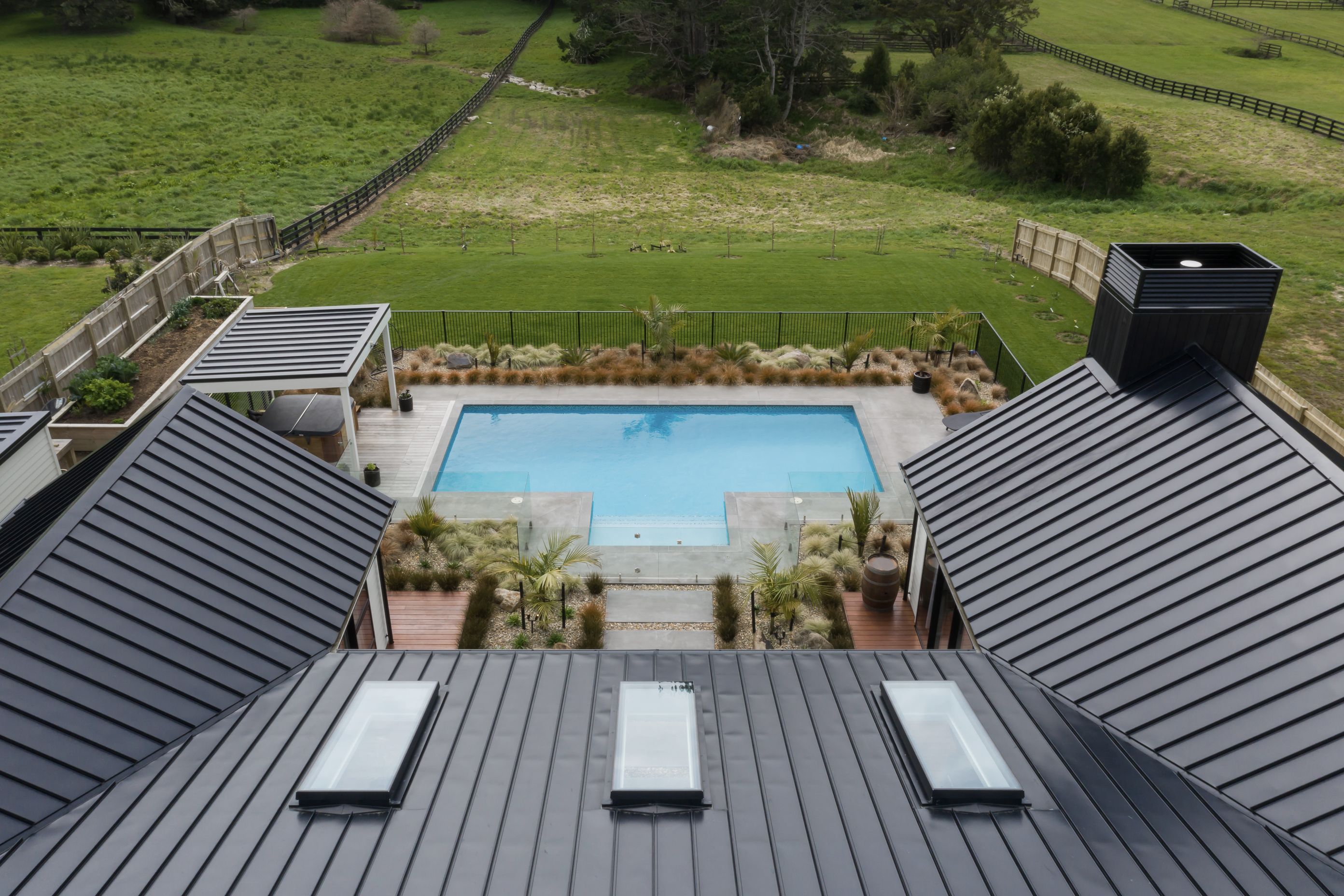  The bold lines of the Spanlok 380 pan ribbed roof by Roof Industries are a feature of the bold geometric home.
