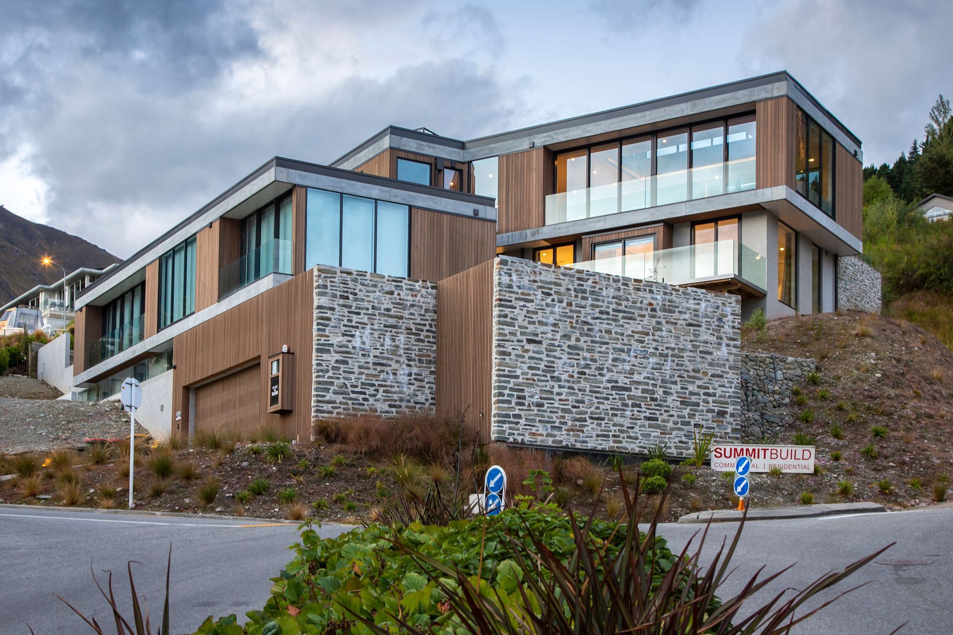 Queenstown Property | Warren &amp; Mahoney Architects, Summit Build