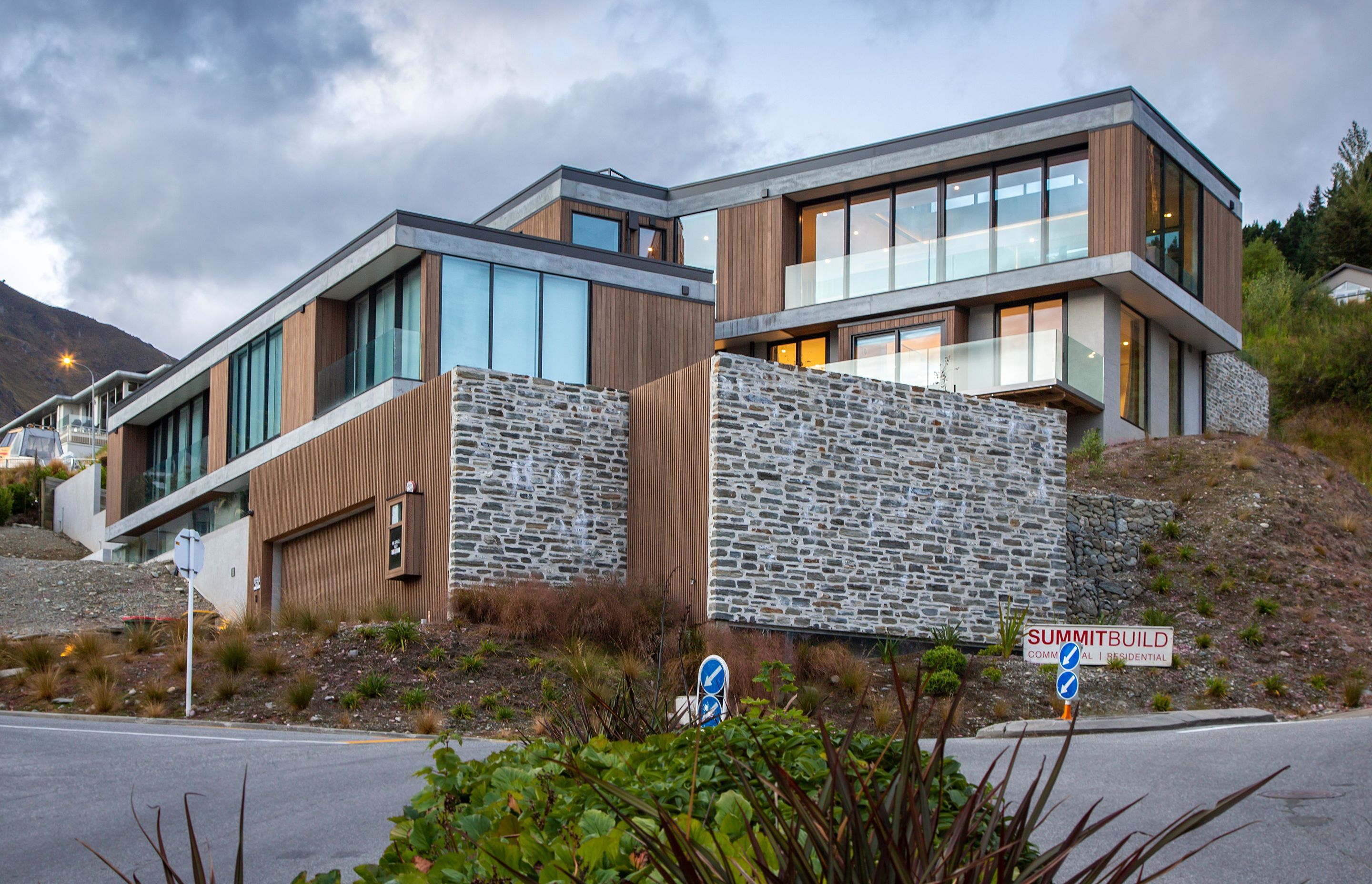 Queenstown Property | Warren &amp; Mahoney Architects, Summit Build