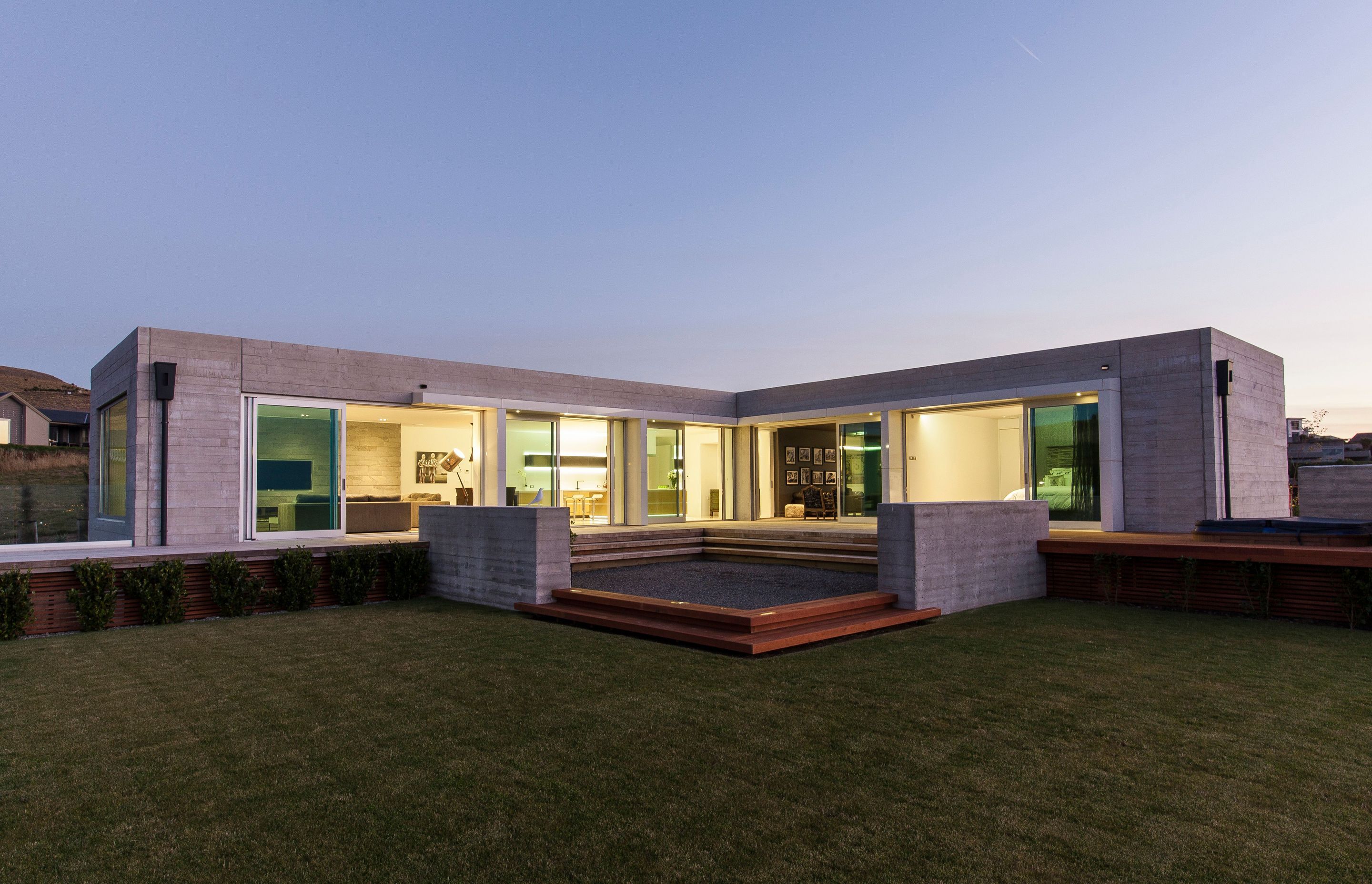 The two concrete wall elements help to block neighbouring properties when guests are seated in the courtyard space.