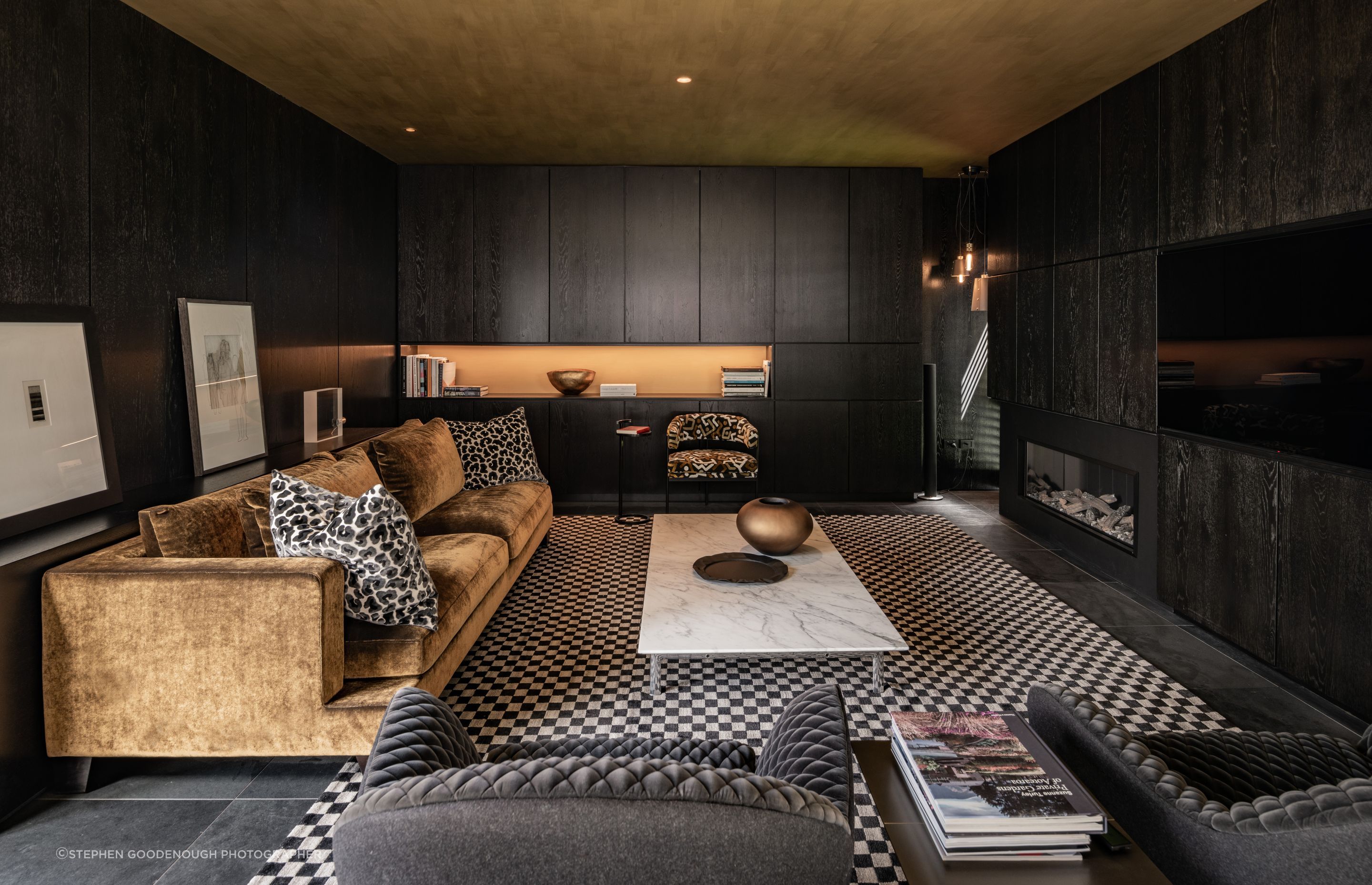 A separate lounge offers the unexpected in the form of dark tones, textures and patterns.