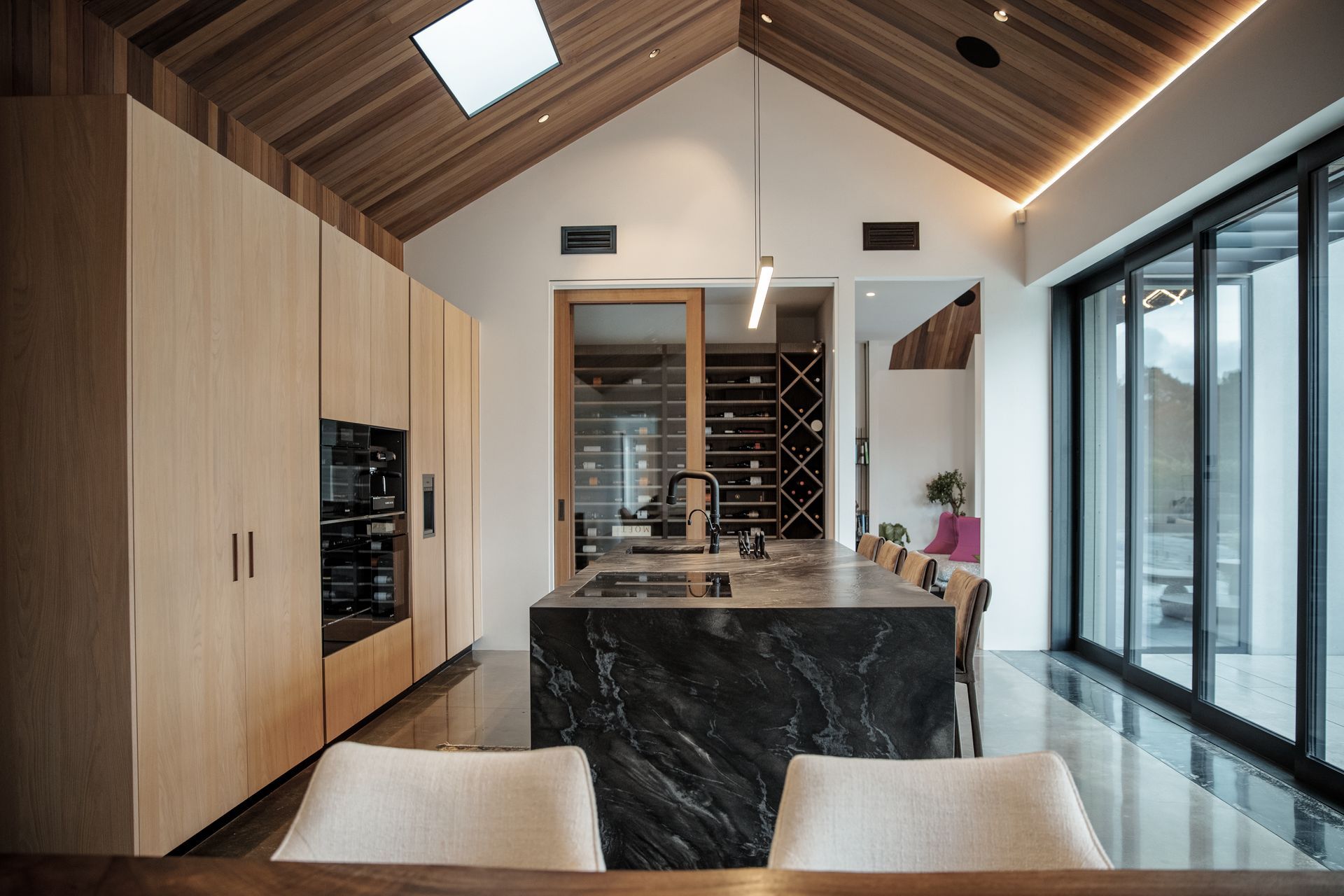 Large kitchen island centres the kitchen design