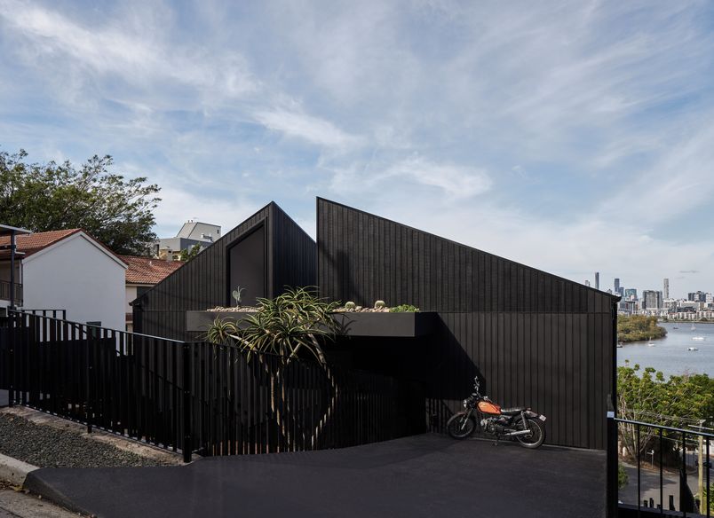 Noir, Hamilton QLD