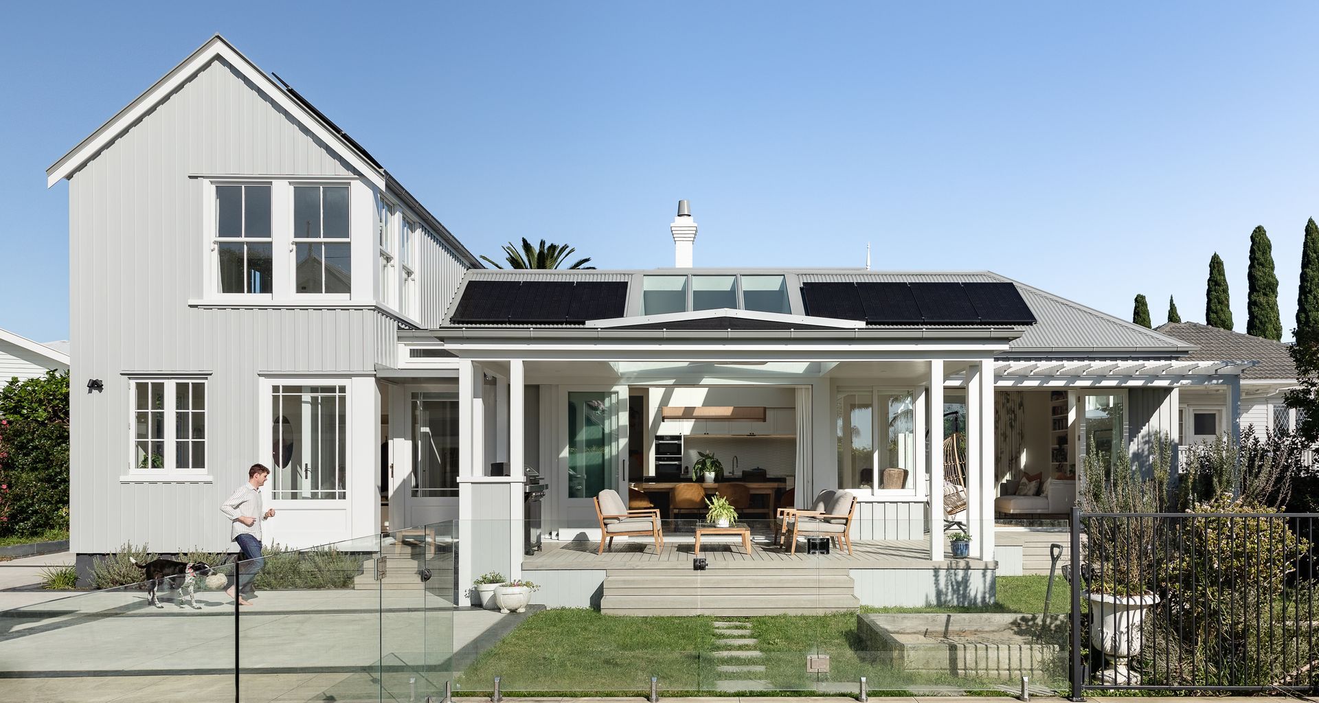 Villa and the Palm banner