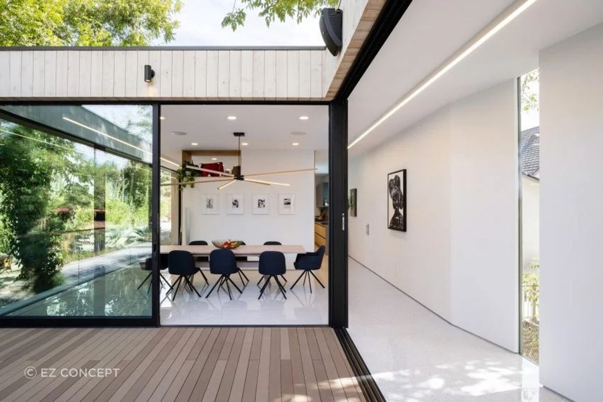Sliding doors leading through from the back deck to the dining room (Source: De Zeen)