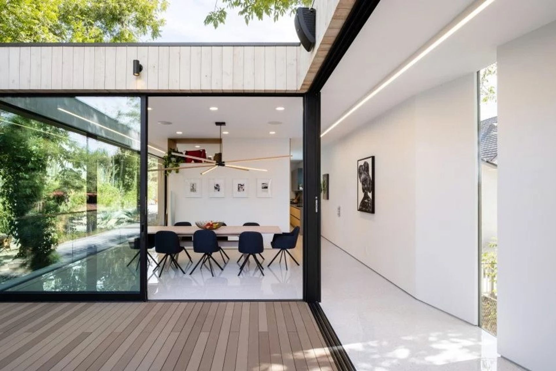 Sliding doors leading through from the back deck to the dining room (Source: De Zeen)