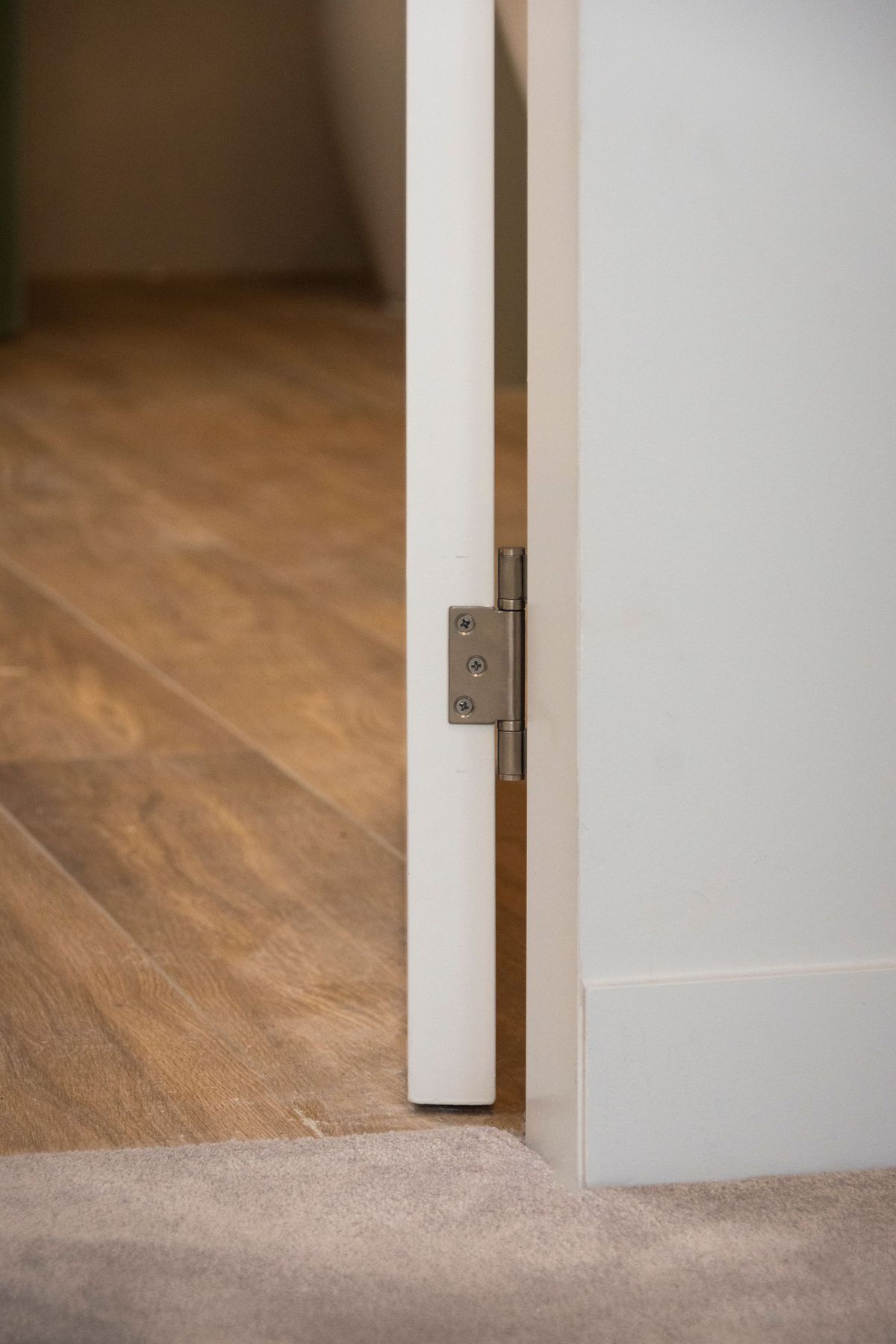RocYork Herline hinges in a stainless steel finished installed on a bedroom door.
