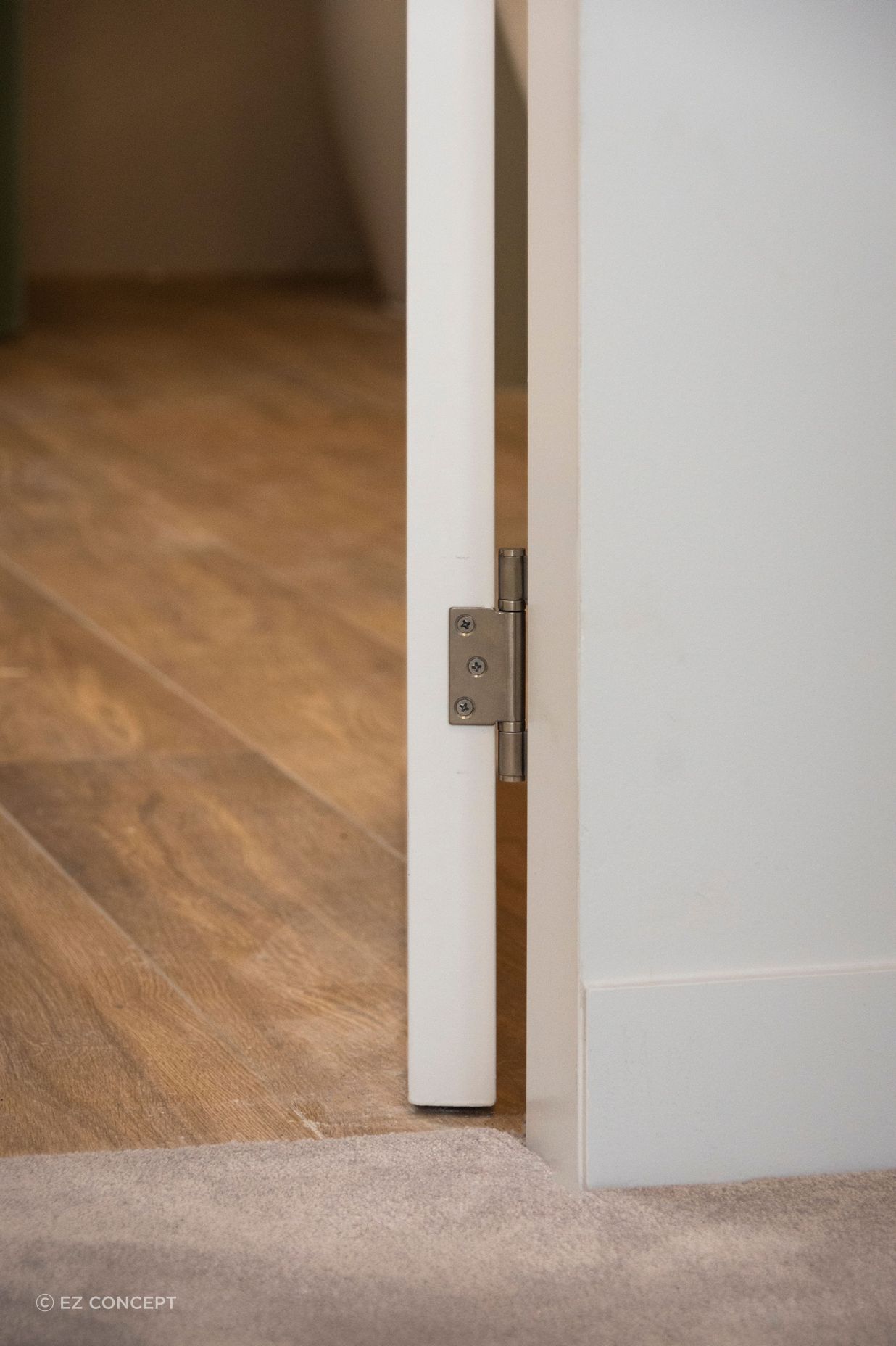 RocYork Herline hinges in a stainless steel finished installed on a bedroom door.