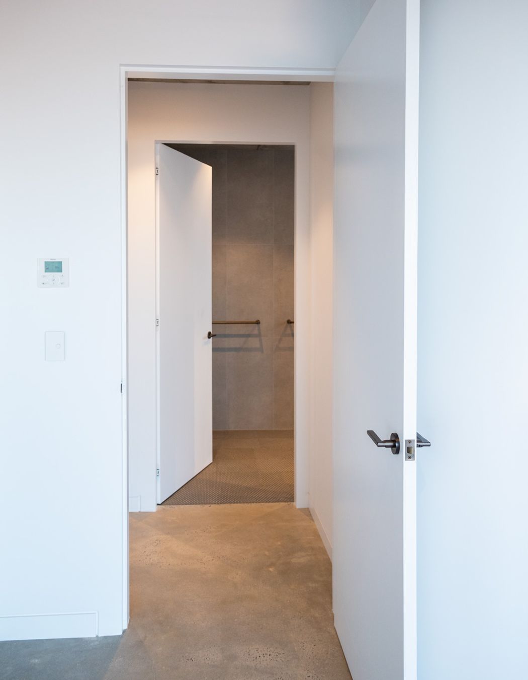 Single Rebate frames form a fluid connection between interior spaces.