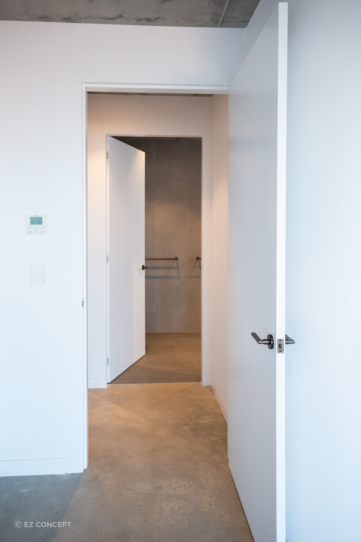 Single Rebate frames form a fluid connection between interior spaces.