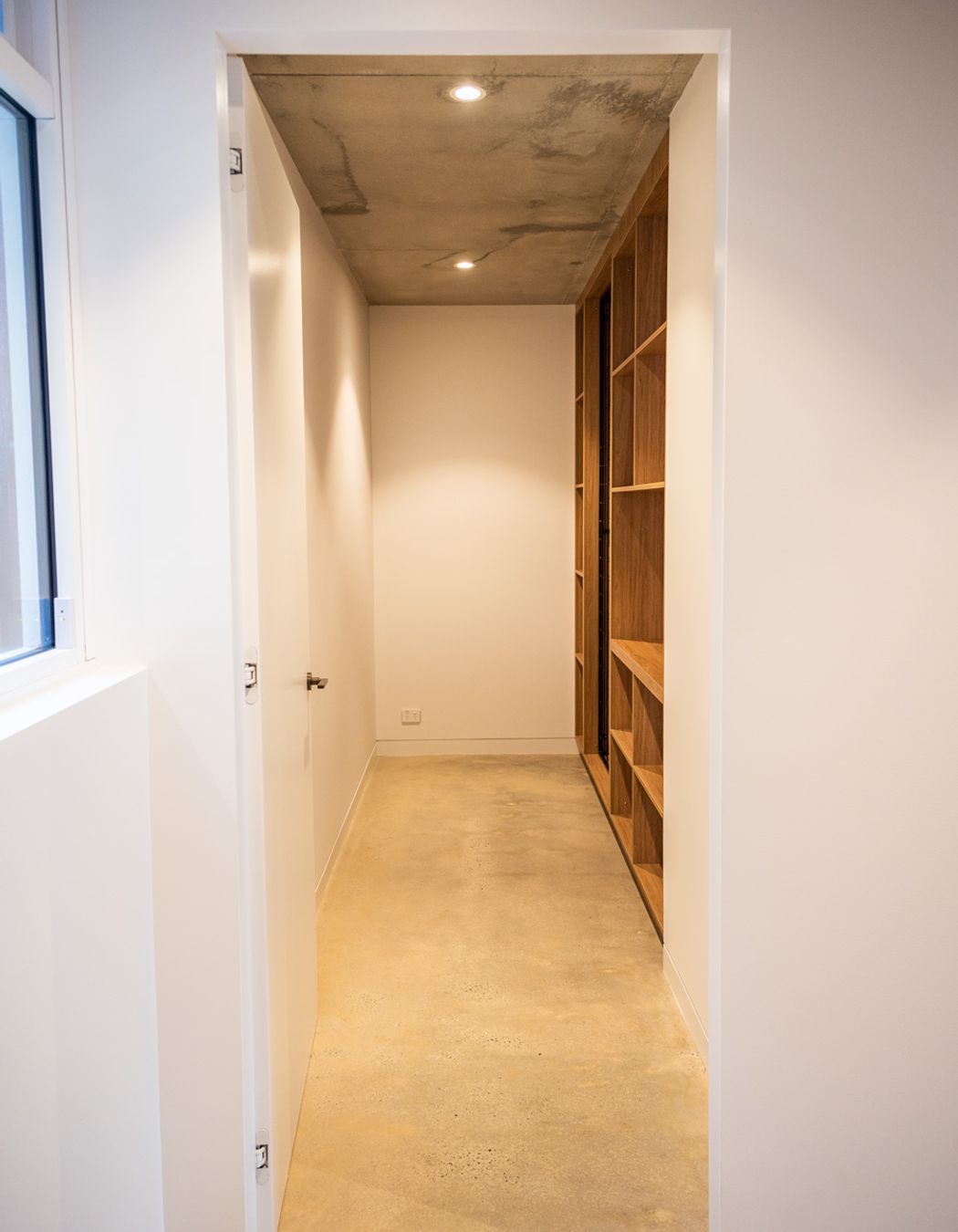 The architrave-free frame of this opening ensures a clean finish from all angles.