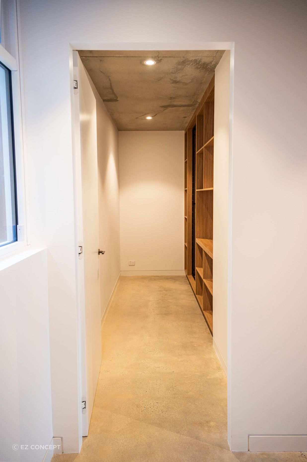 The architrave-free frame of this opening ensures a clean finish from all angles.