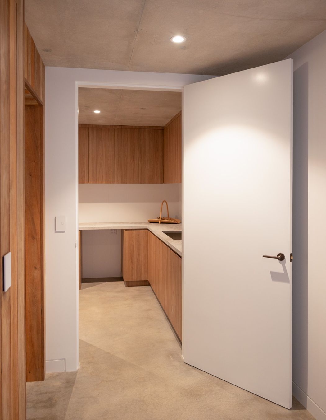 A continuous visual flow from the hallway to the laundry with an Ezyjamb door frame.