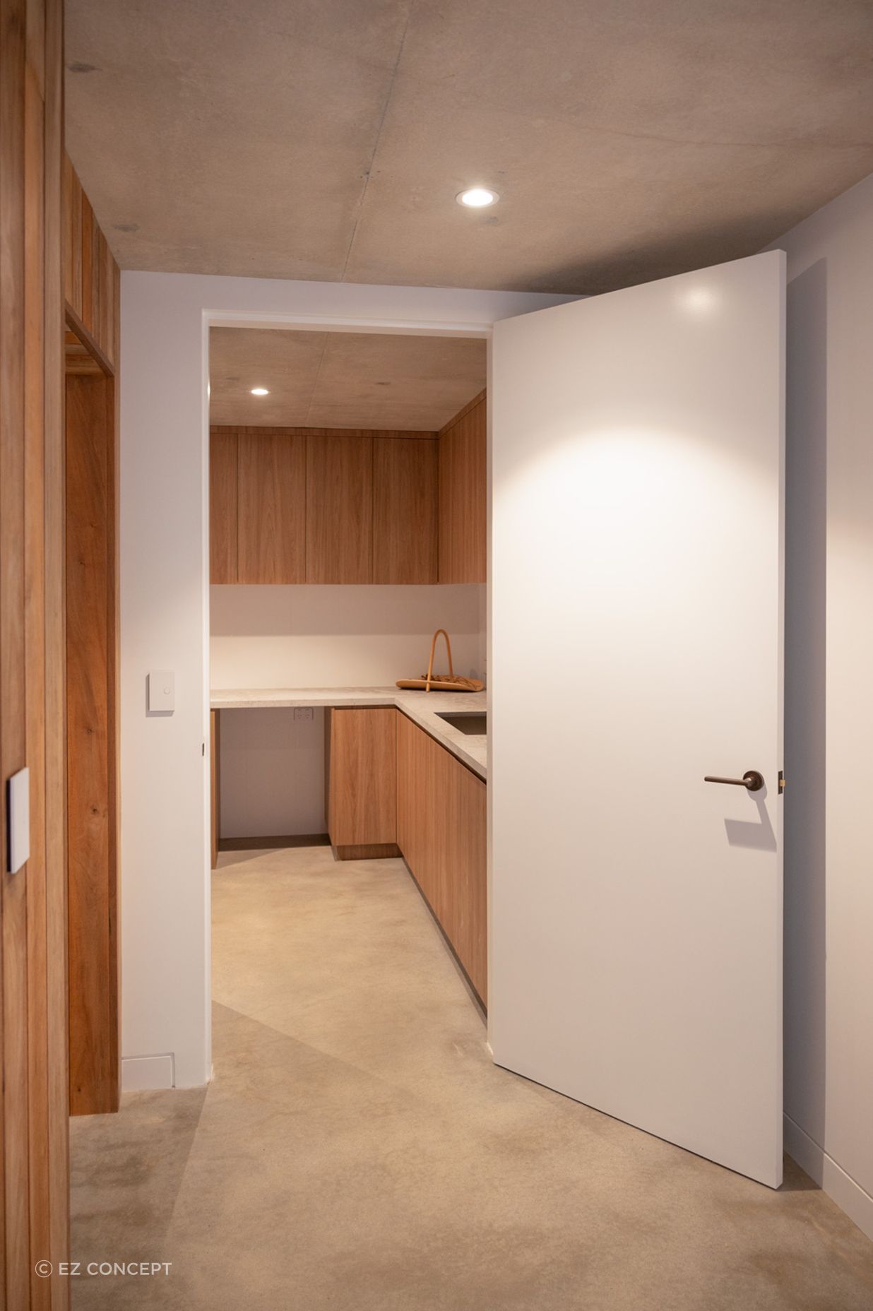 A continuous visual flow from the hallway to the laundry with an Ezyjamb door frame.