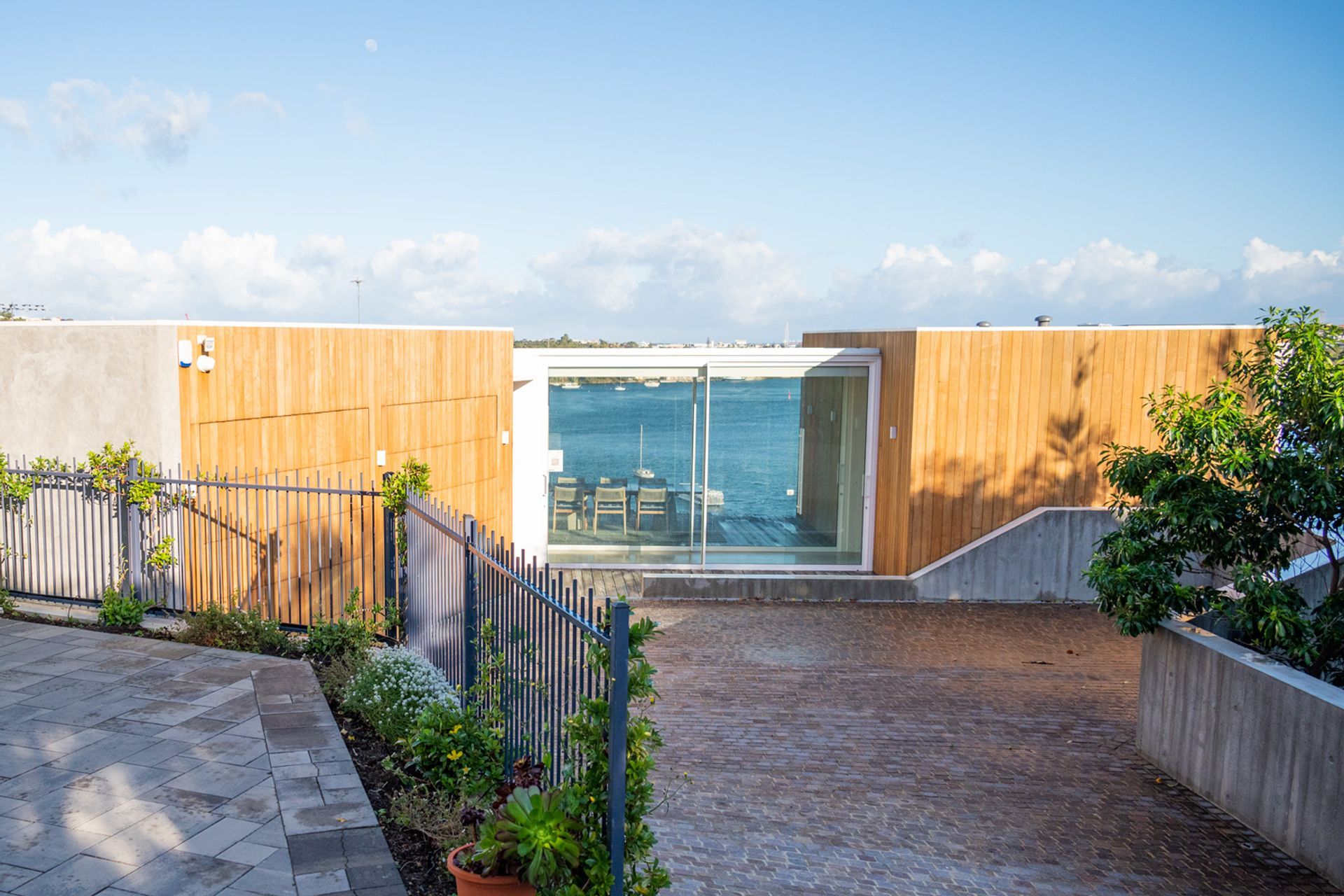 Best representing the burst of colourful expression seen in the house is the glass midsection allowing for an uninterrupted view through the home into the harbour.