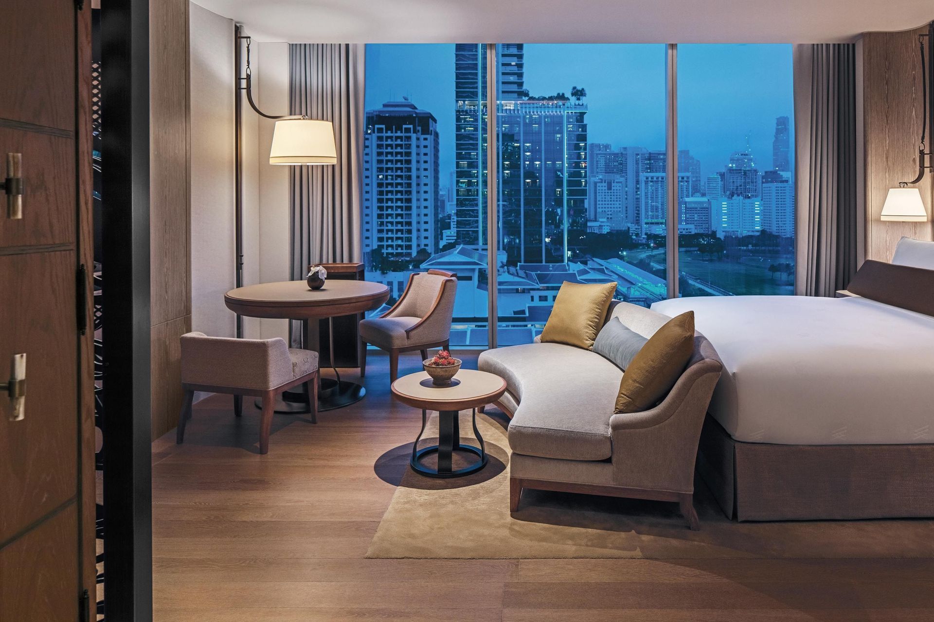 Deluxe-Kingbed-1515-3921-HDR-rev-3.jpg