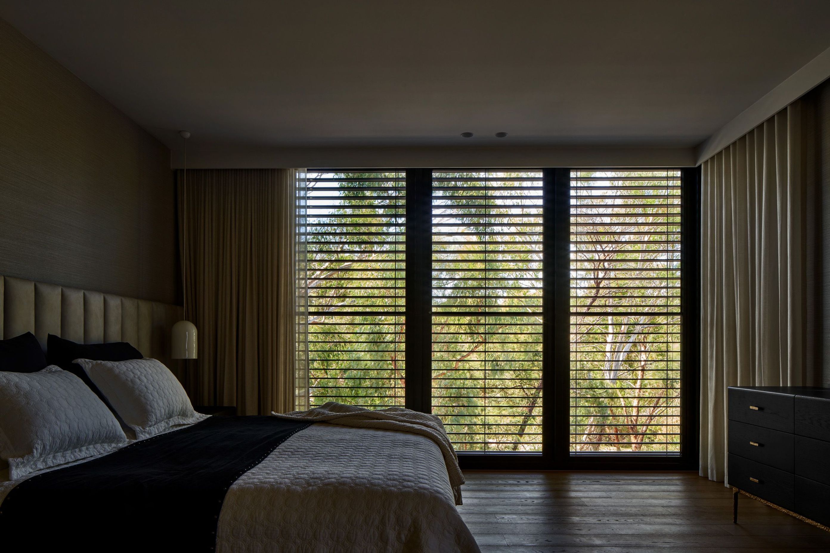SOM Blinds | Sheer curtains | Motorised External Venetians | Finnis Architects | Photography | Damien Kook