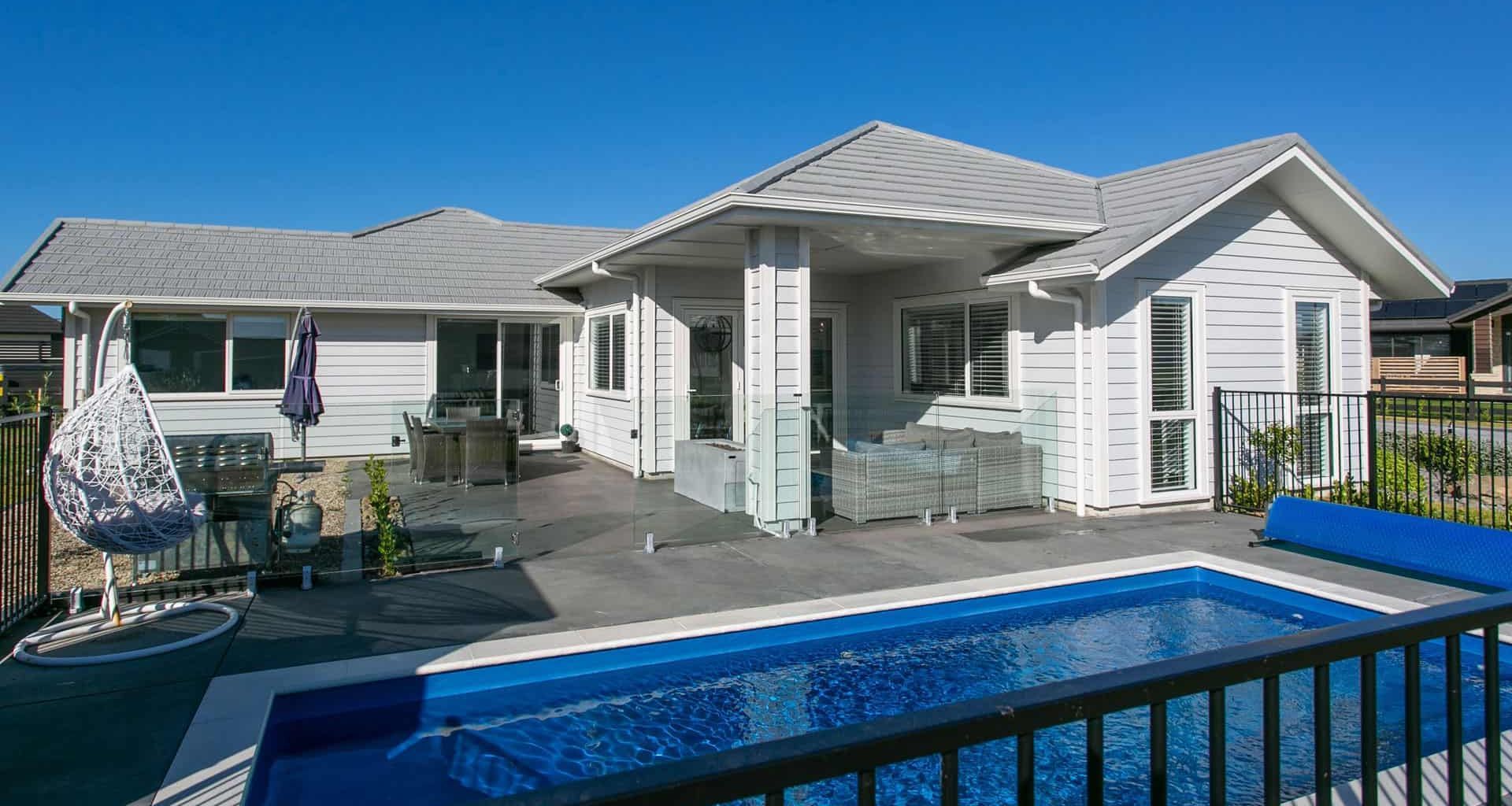 Bungalow with swimming pool banner