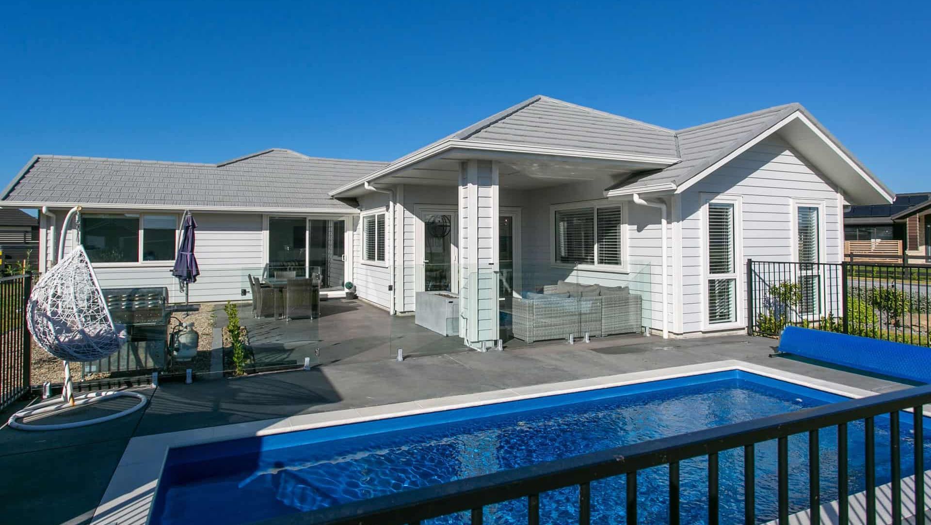 Bungalow with swimming pool banner