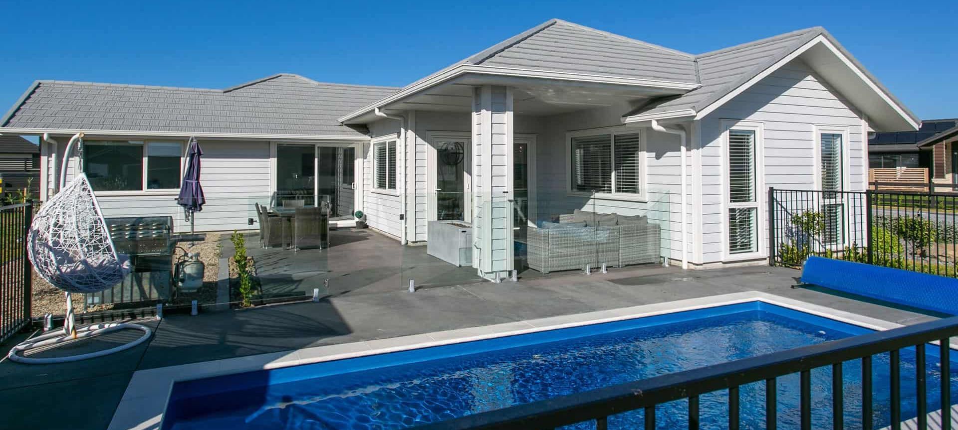 Bungalow with swimming pool banner