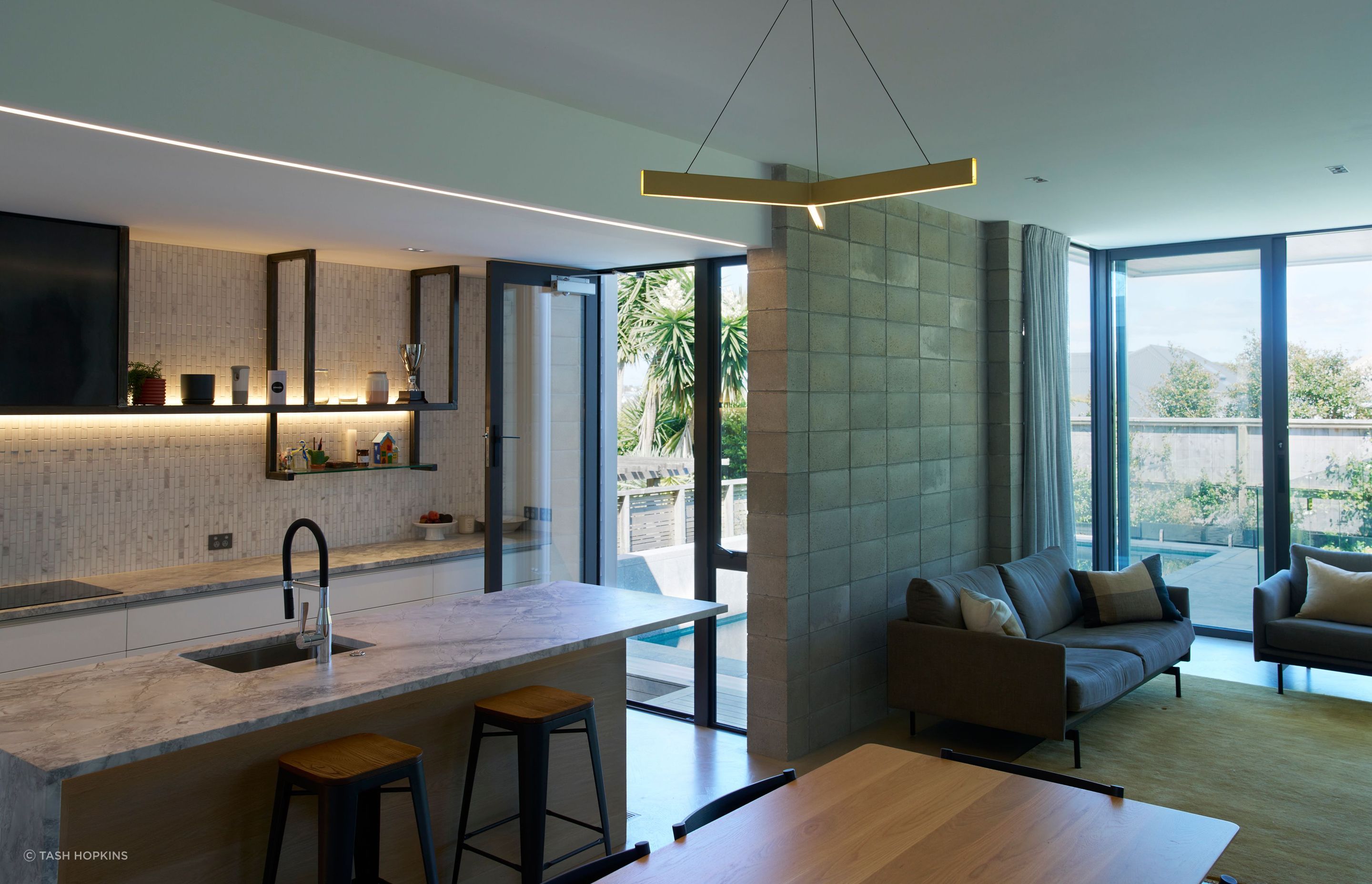 Gerrad-Hall-ArchitectsPonsonby-HouseTowards-Kitchen-and-PoolTash-Hopkins5.jpg