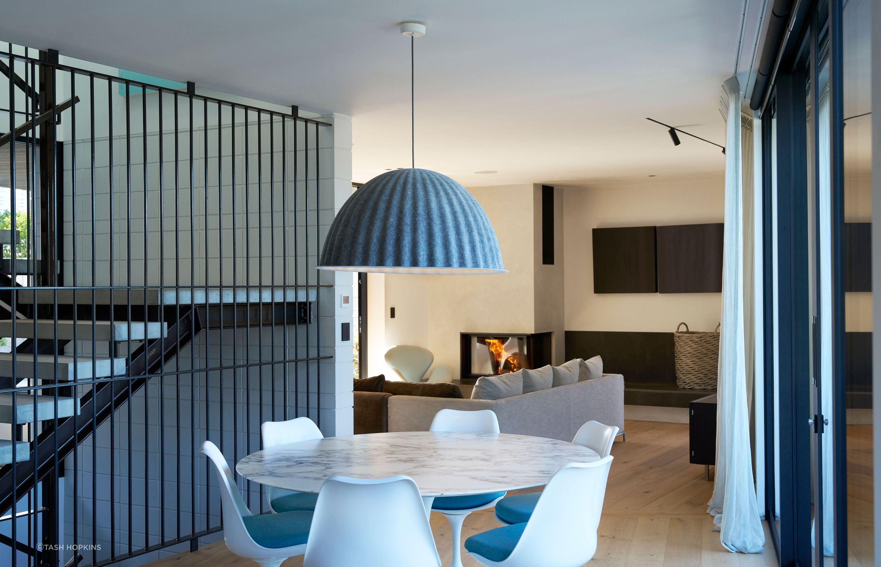 Gerrad-Hall-ArchitectsWestmere-Right-of-Way-HouseDiningTash-Hopkins-Photography7.jpg
