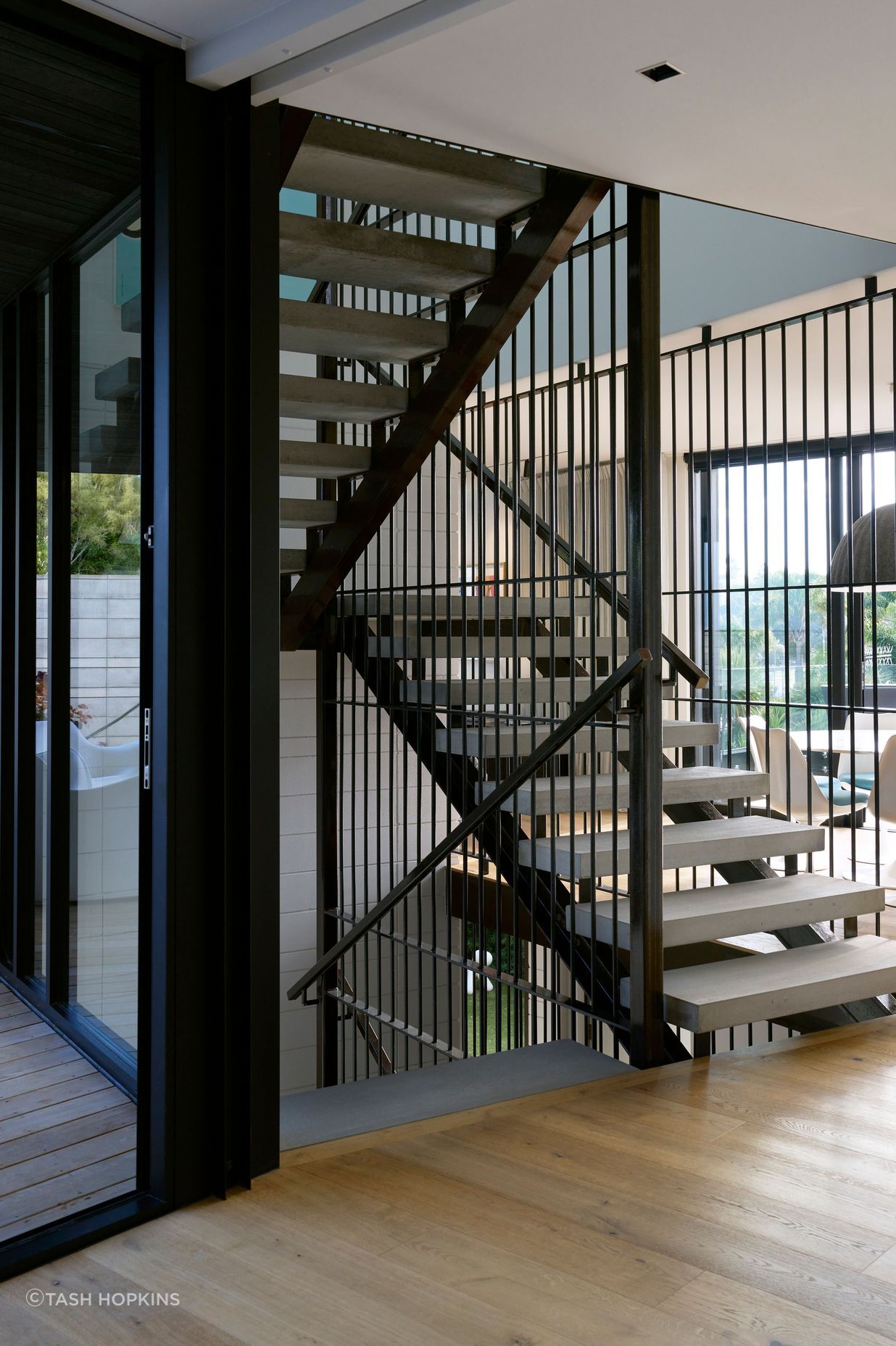 Gerrad-Hall-ArchitectsWestmere-Right-of-Way-HouseStairwellTash-Hopkins-Photography8-.jpg
