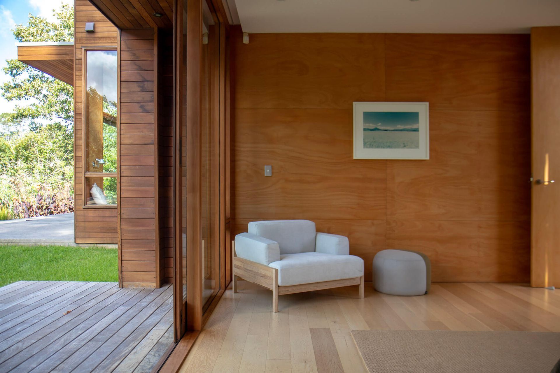 Waimauku House / Jo Craddock Architecture. Products Featured A-S01 Lounge Chair by Karimoku Case Study Dainty Pouf by Warm Nordic