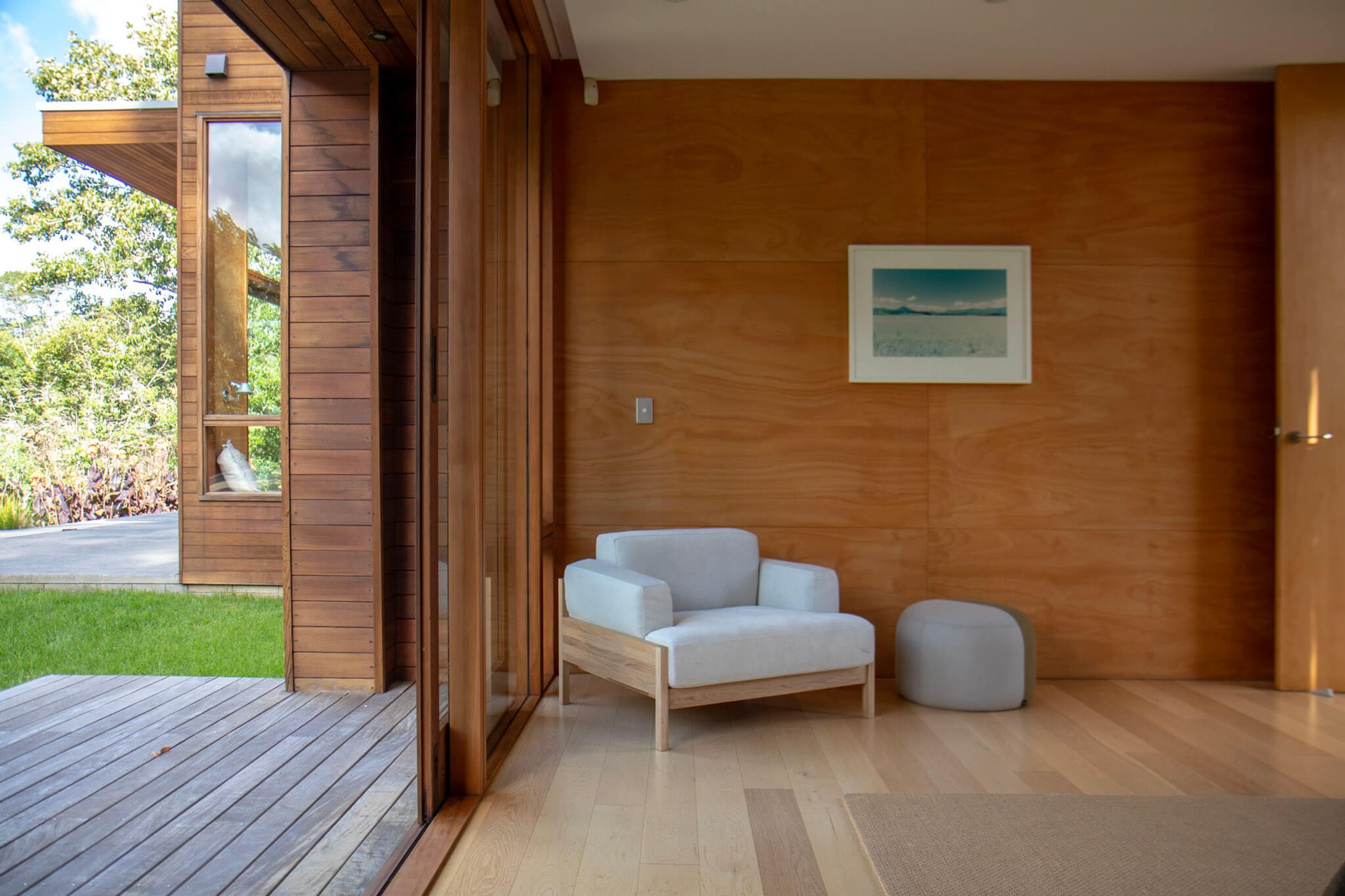 Waimauku House / Jo Craddock Architecture. ‍Products Featured ‍A-S01 Lounge Chair by Karimoku Case Study ‍Dainty Pouf by Warm Nordic