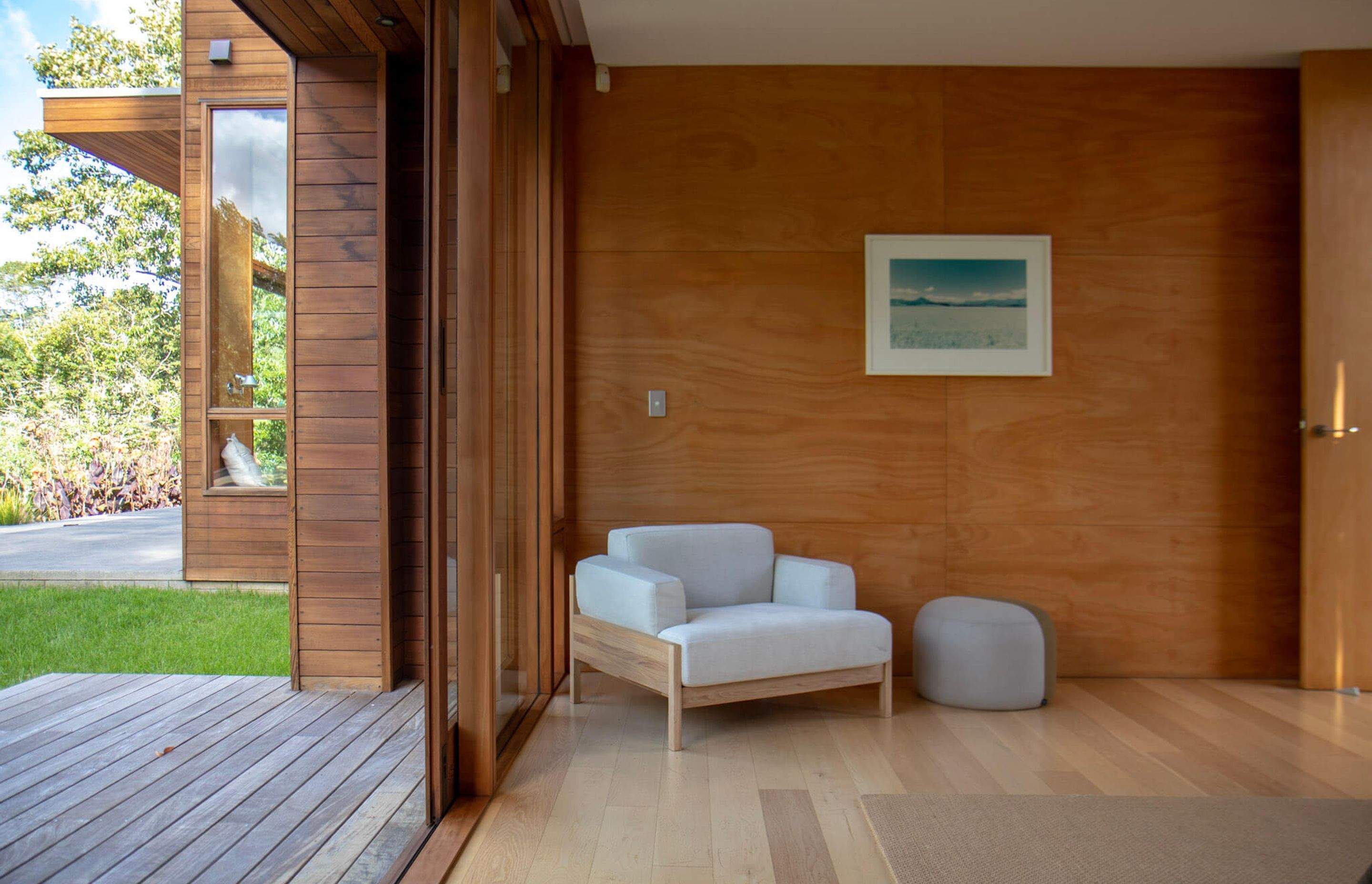 Waimauku House / Jo Craddock Architecture. ‍Products Featured ‍A-S01 Lounge Chair by Karimoku Case Study ‍Dainty Pouf by Warm Nordic
