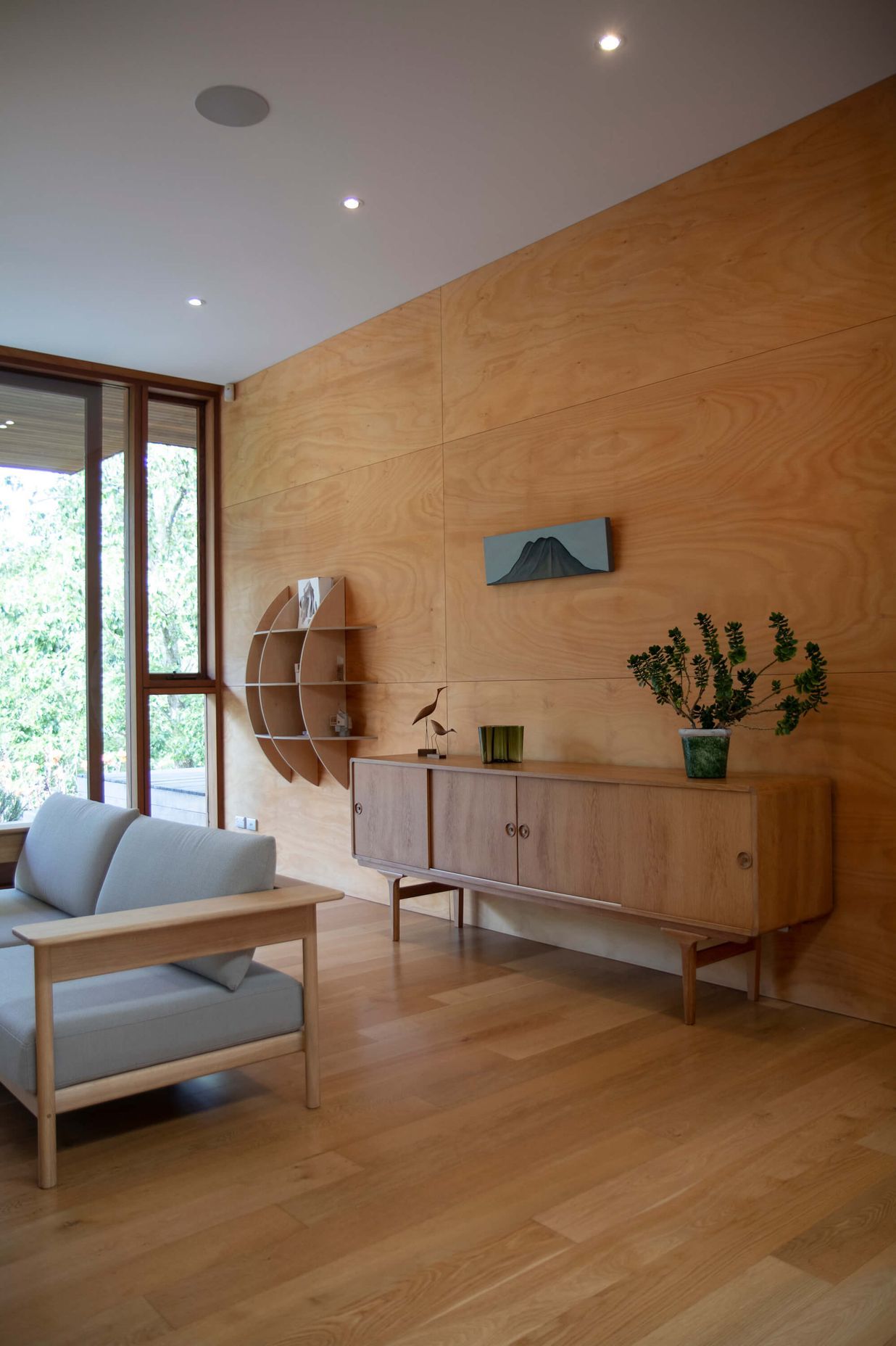 Waimauku House / Jo Craddock Architecture. Products Featured N-S01 Sofa by Karimoku Case Study Savoy Vase by Iittala Beak Birds by Warm Nordic Vintage Sideboard from Mr. Bigglesworthy