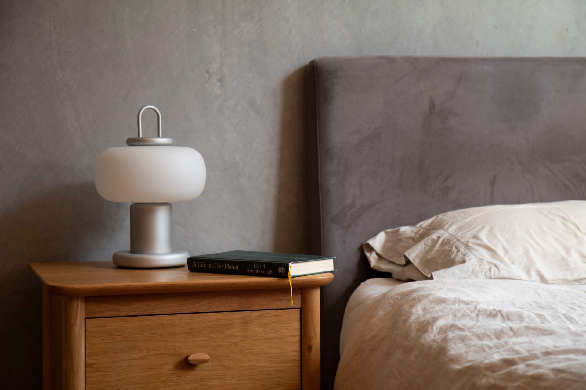Waimauku House / Jo Craddock Architecture. Product Featured Nox Table Lamp by Astep Teramo Bedside Cabinet by Ercol
