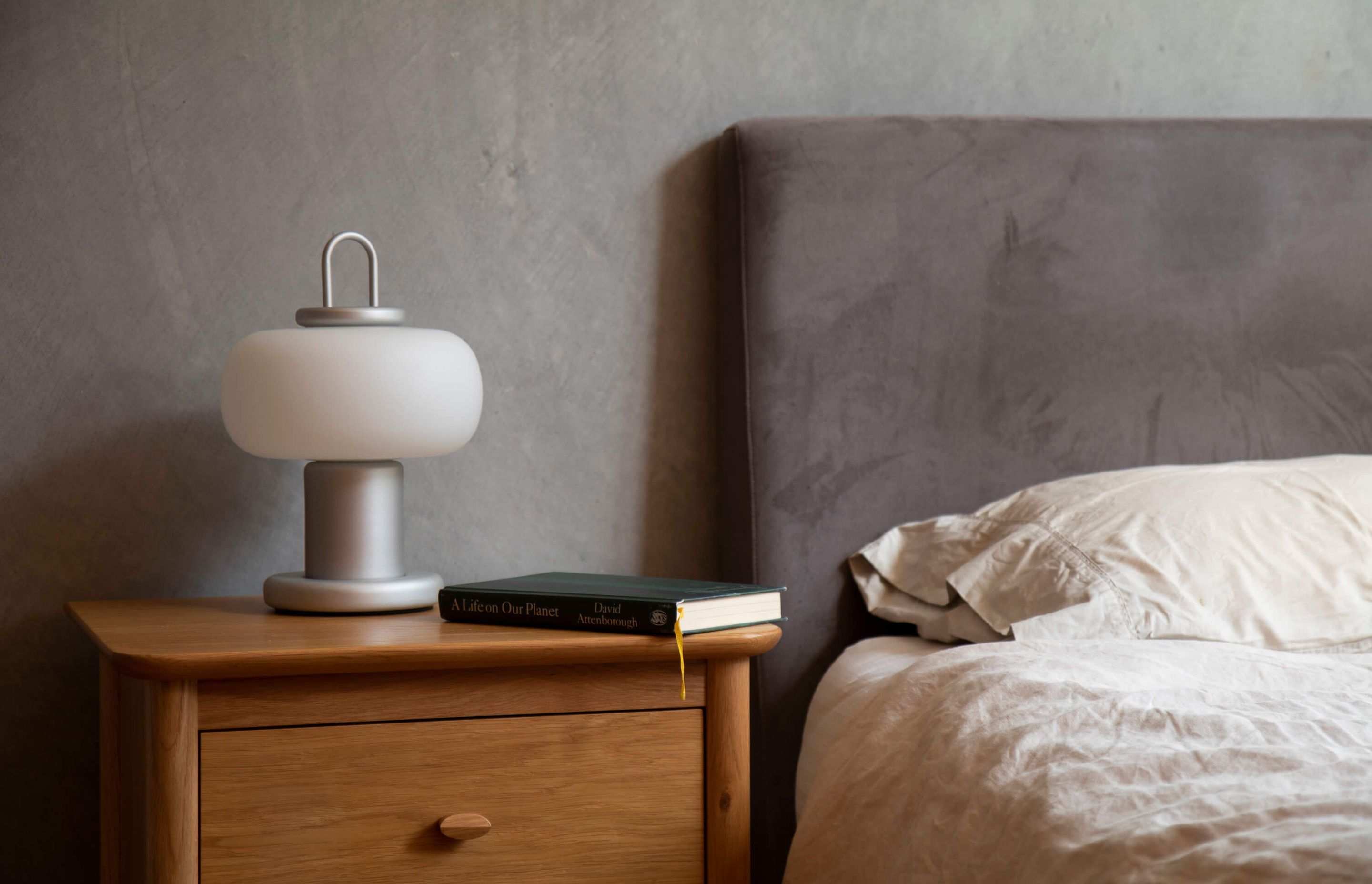 Waimauku House / Jo Craddock Architecture. ‍Product Featured ‍Nox Table Lamp by Astep ‍Teramo Bedside Cabinet by Ercol