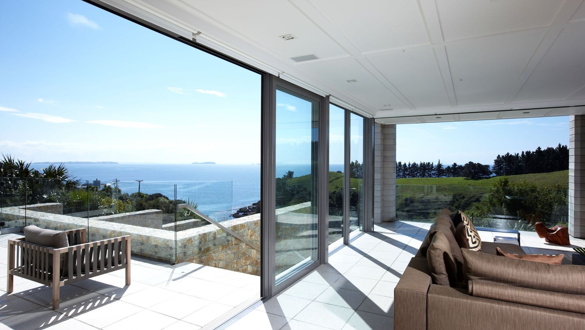Entertainers Paradise, Waiheke banner