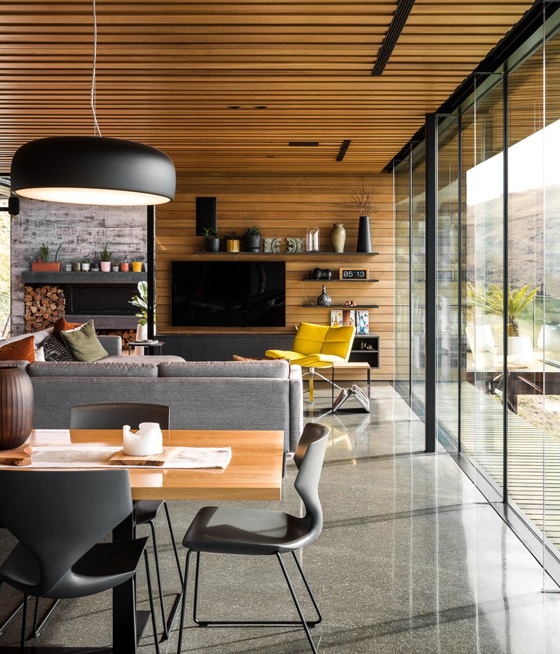 Coloured in PeterFell's 699 SuperBlack oxide, the floor has thermal mass properties; when exposed to the afternoon sun, it acts as a heat store.