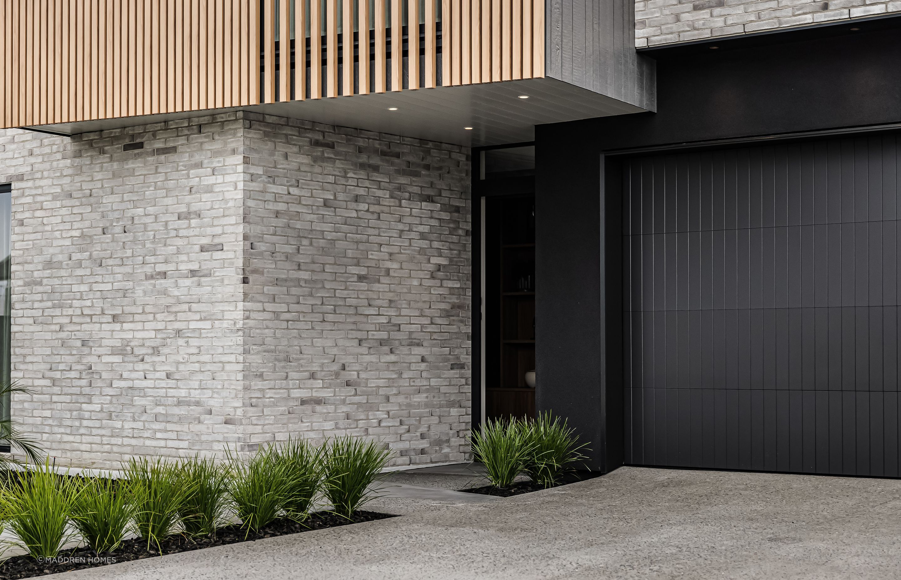 LL25003House-of-illusions-Maddren-103.jpg