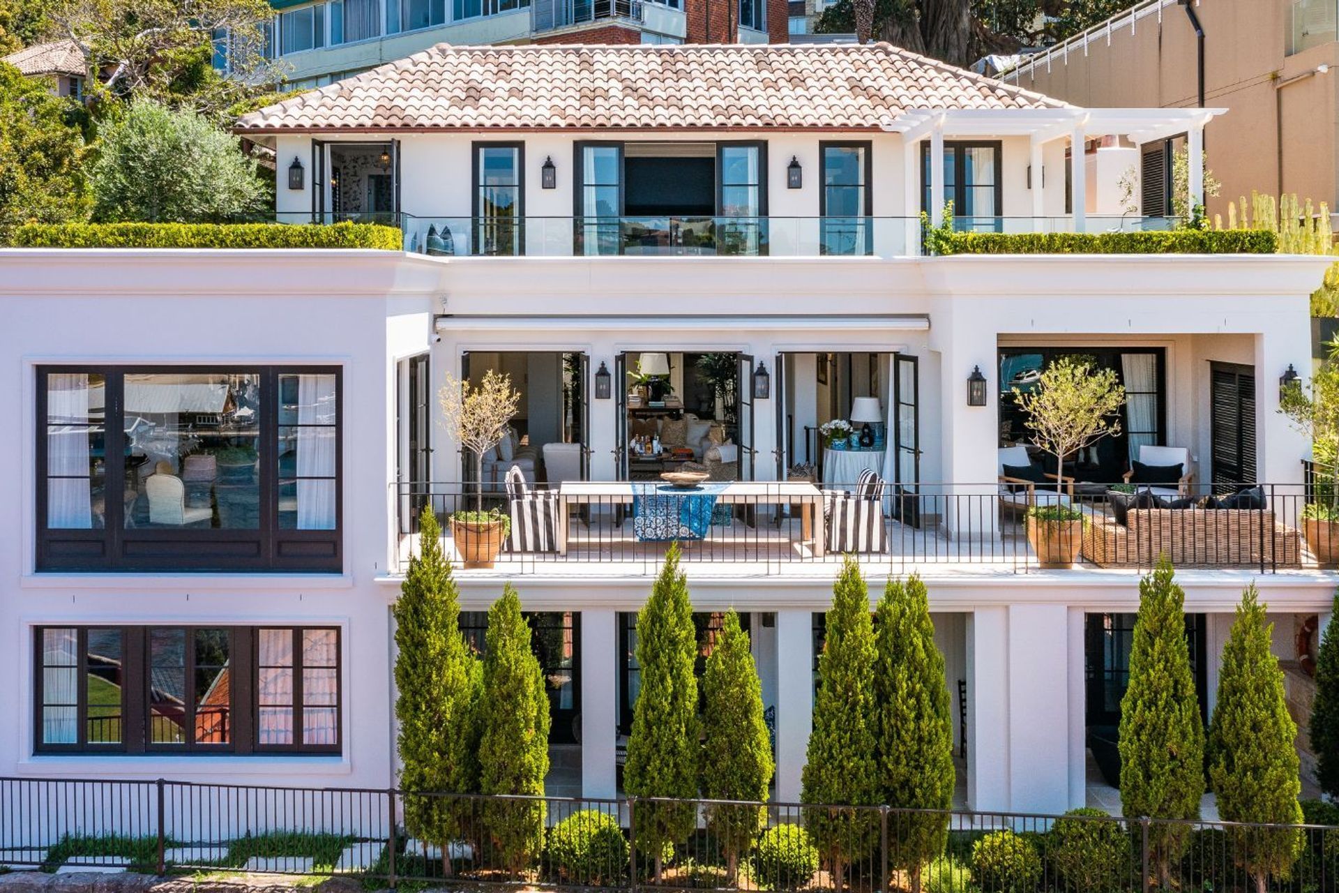 Lynda Kerry Interior Design | Andrew Barnyak Design | Cathedral Limestone Alfresco | Charcoal Grey Granite | Charcoal Granite Cobblestones