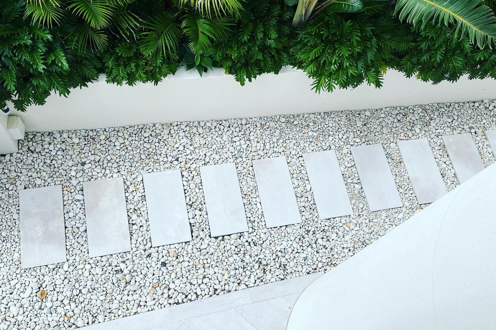 Luna Chiaro Limestone | RNB Property Group | Maxine Scalabrino-Fine Architect | Green Coast Landscapes