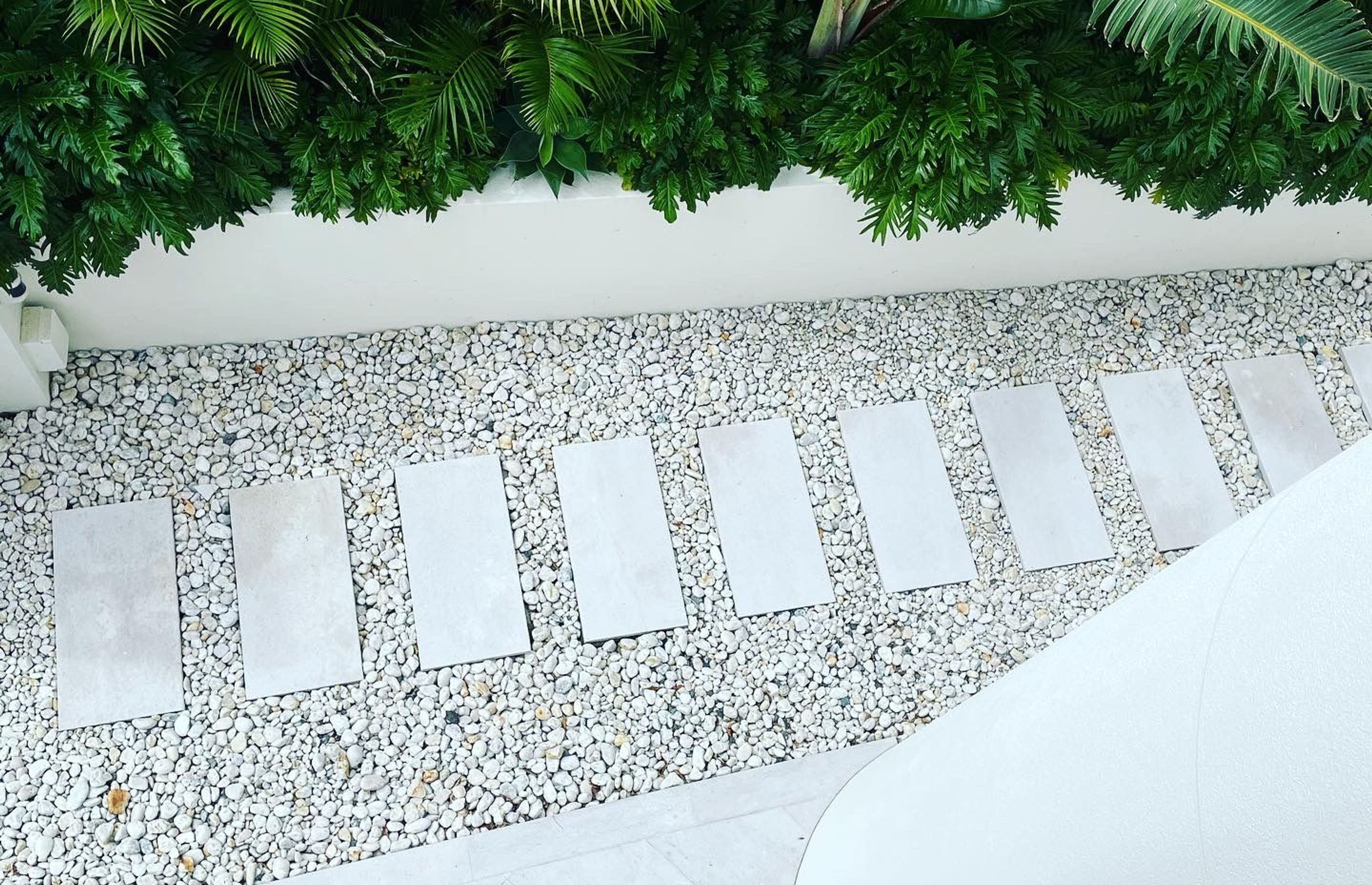 Luna Chiaro Limestone | RNB Property Group | Maxine Scalabrino-Fine Architect | Green Coast Landscapes